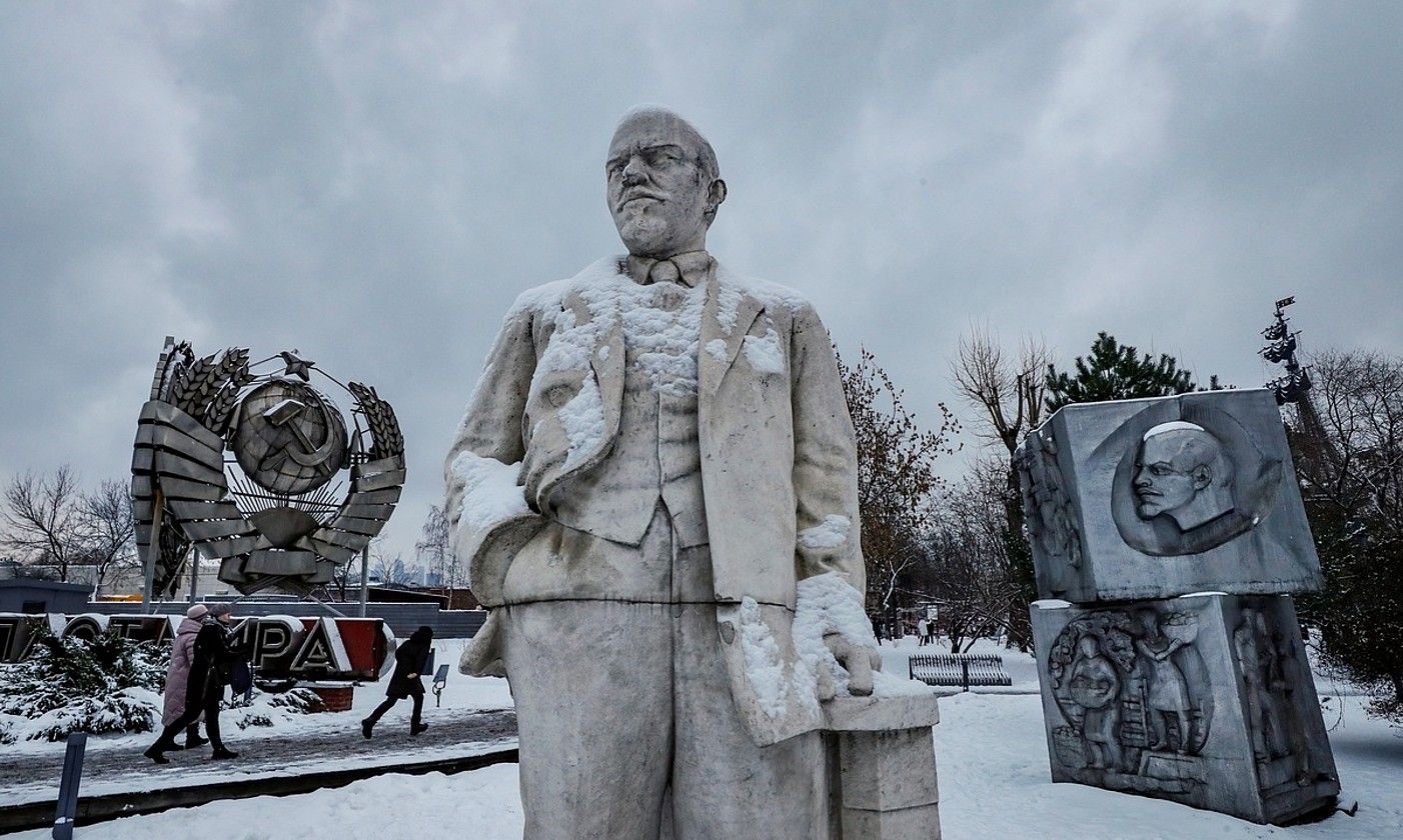 Vladimir Ulianov Lenin-en irudi bat, Moskun. YURI KOCHETKOV / EFE.