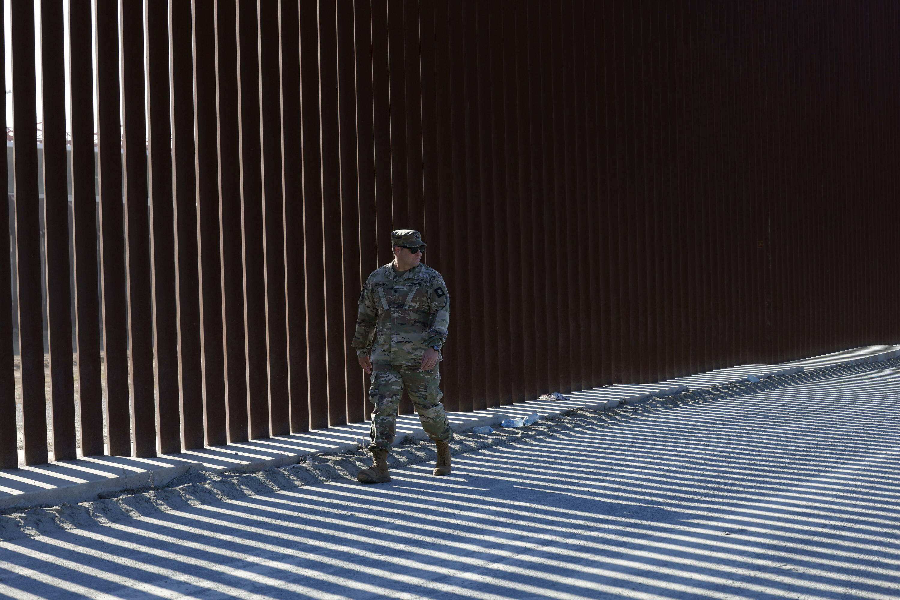 Militar bat, Mexikoren eta AEBen arteko mugan, iragan abenduan, San Diegon (AEB). CAROLINE BREHMAN / EFE