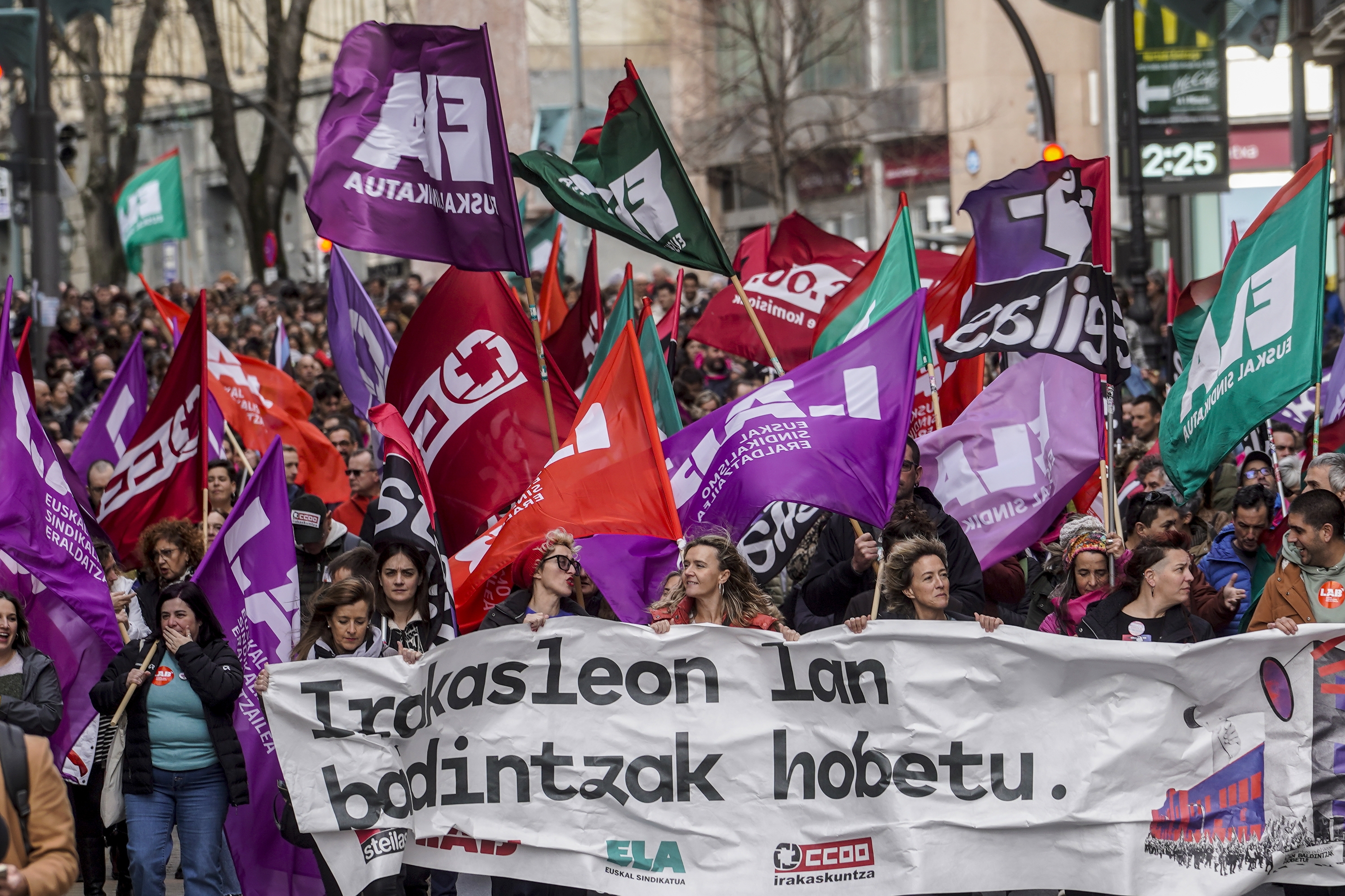 Hezkuntza publikoko langileek asteartean Bilbon eginiko manifestazioa. MARISOL RAMIREZ / FOKU