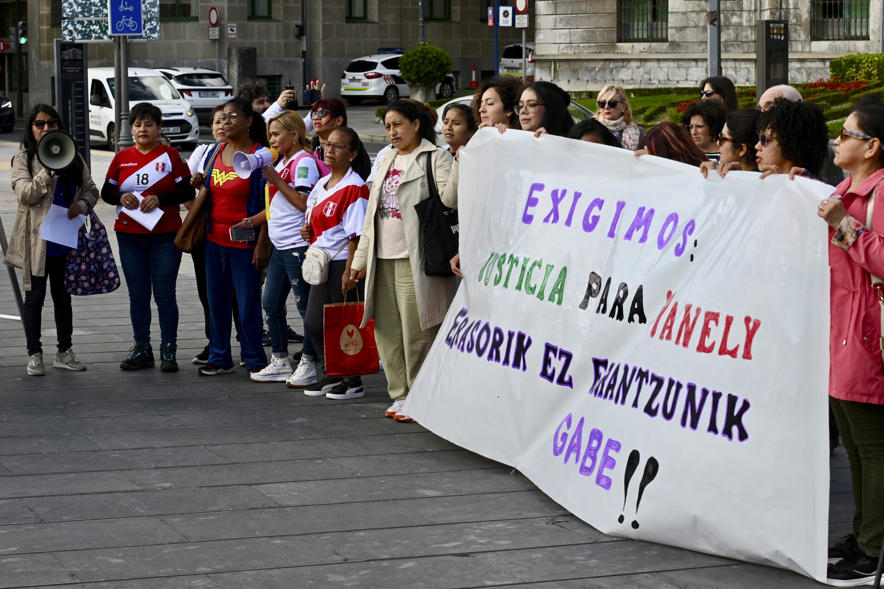 Yanely Gonzalesen hilketa salatzeko elkarretaratzea, iazko irailean, Bilboko udaletxearen aurrean. MIKEL MARTINEZ DE TRESPUENTES  / FOKU