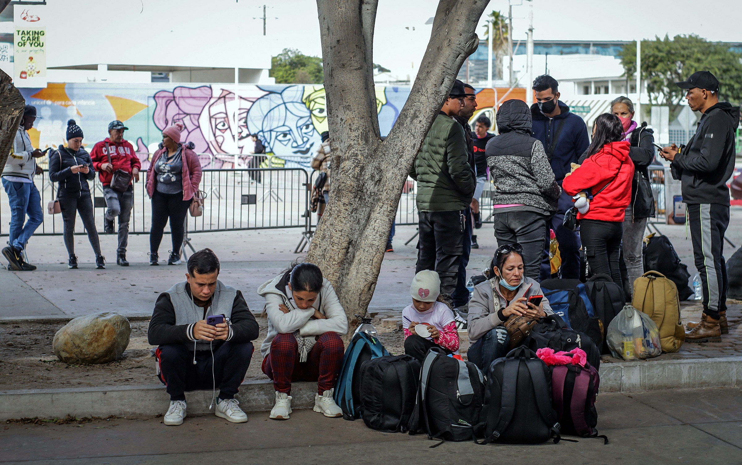 AEBetatik Mexikora deportatuko familia bat, herenegun, Tijuanan. JOEBETH TERRIQUEZ / EFE