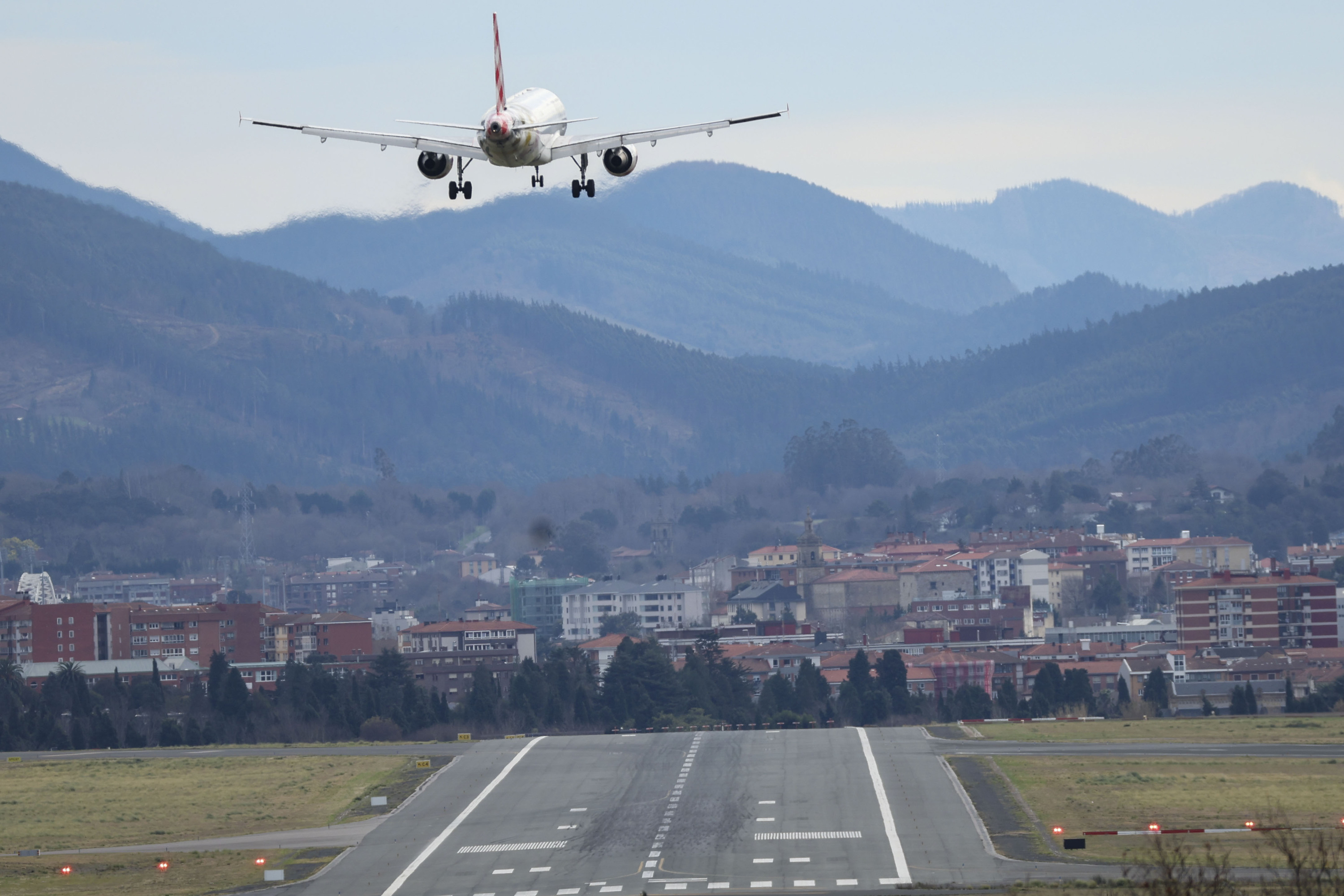 Hegazkin bat gaur goizean, Loiuko aireportuan (Bizkaia). LUIS TEJIDO / EFE