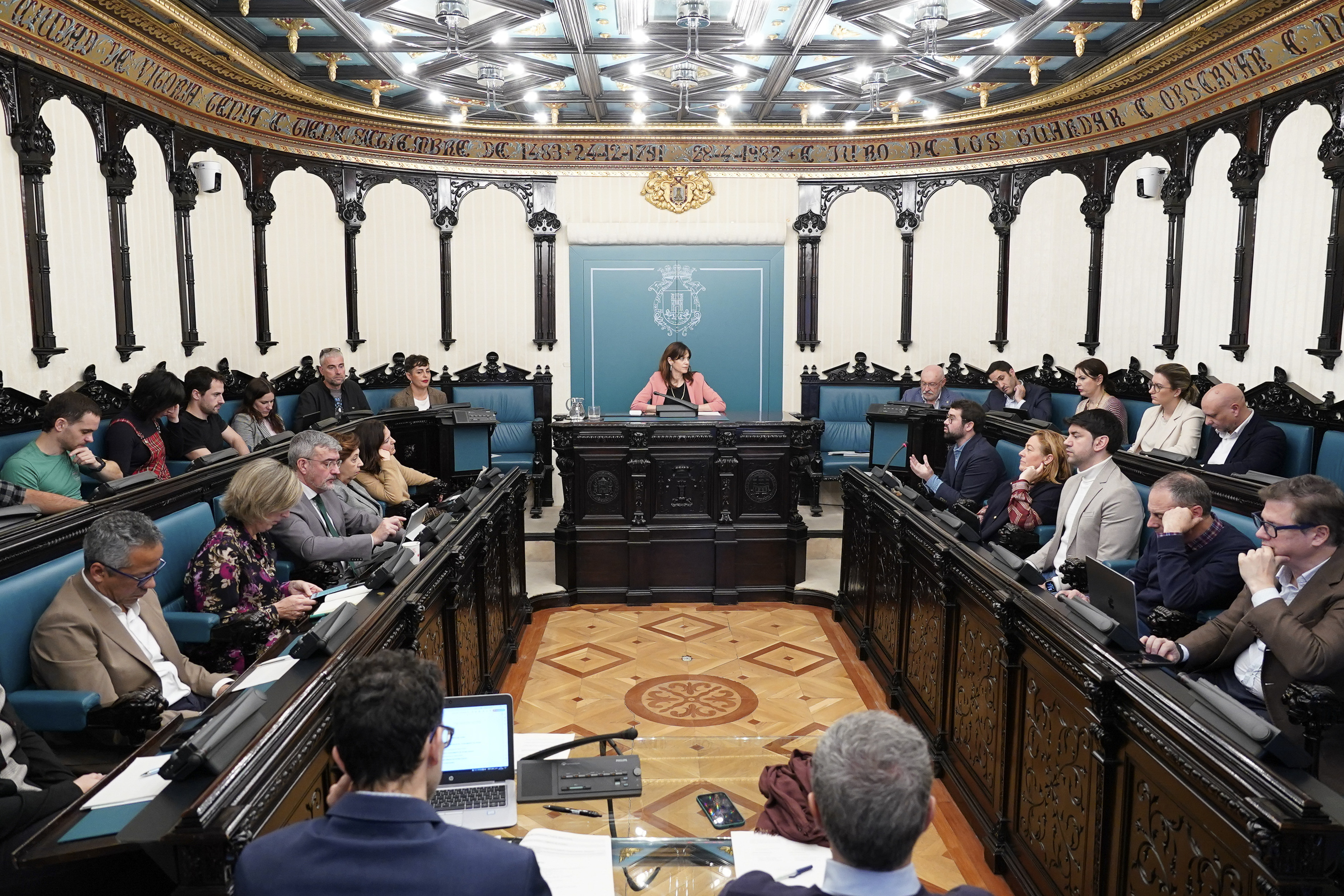 Gasteizko udalbatza, Maider Etxebarria alkatea erdian dela, gaur goizean egindako ezohiko osoko bilkuran. JAIZKI FONTANEDA / FOKU