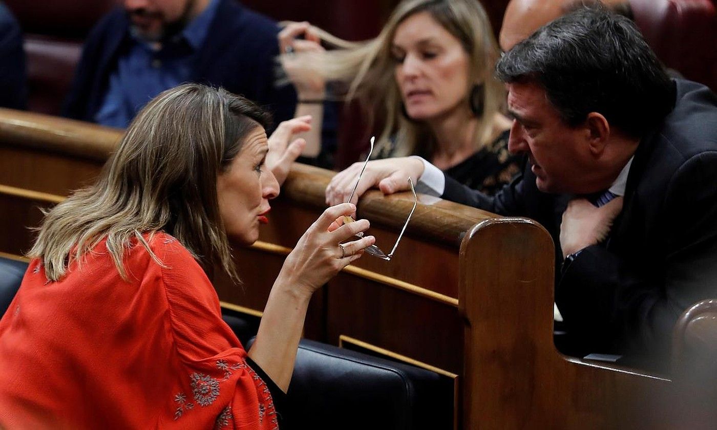 Yolanda Diaz Espainiako Enplegu ministroa eta Aitor Esteban EAJko diputatua hizketan, Espainiako Kongresuko saio batean. CHEMA MOYA / EFE.