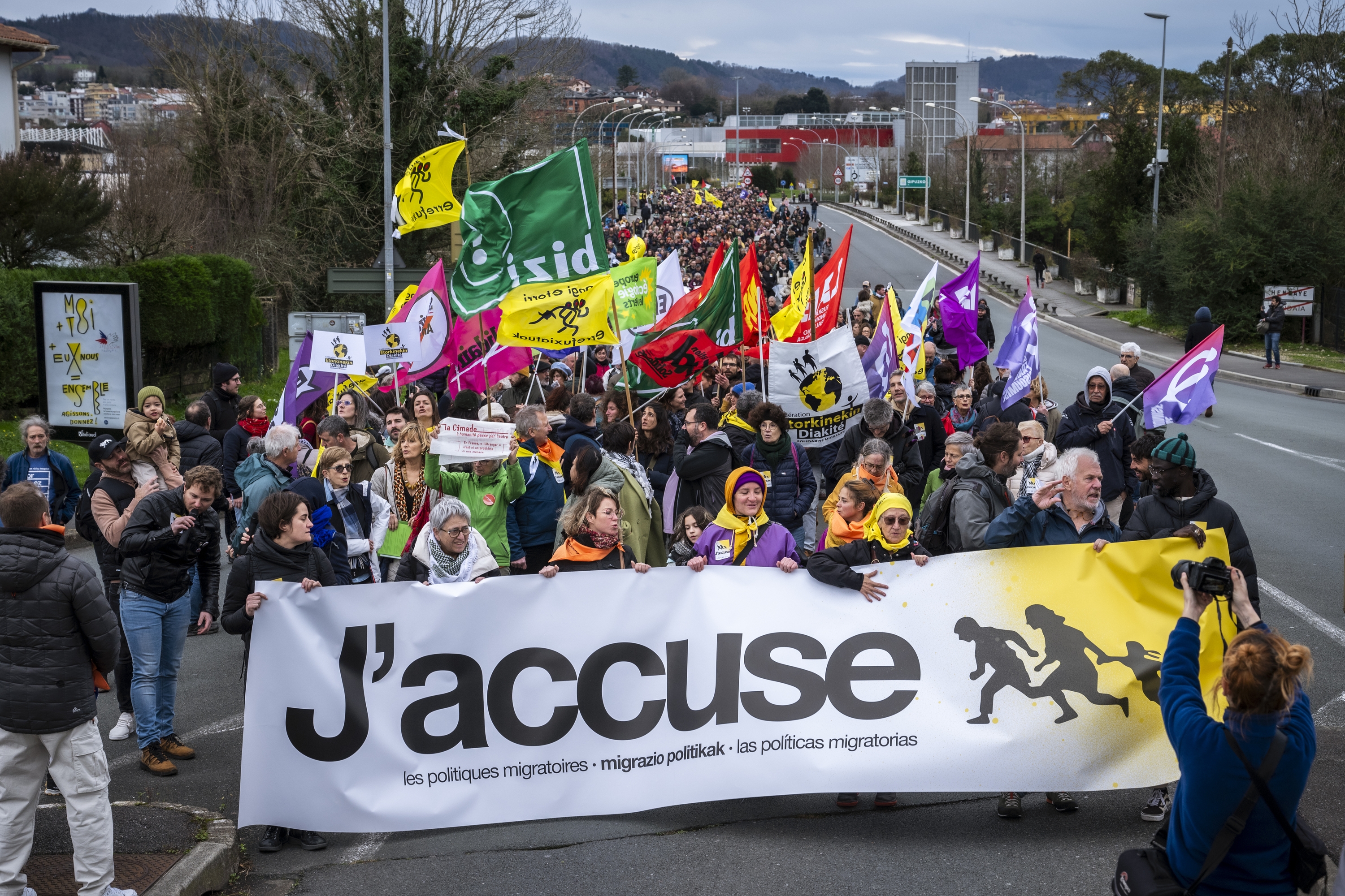 Ehunka manifestarik protesta egin zuten igandean, Irun eta Hendaia artean. GORKA RUBIO / FOKU