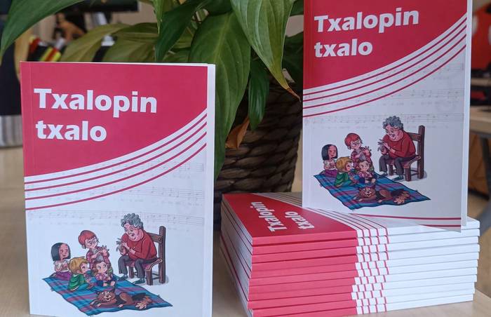 'Txalopin Txalo' kantu liburua, artxiboko irudi batean. ANBOTO