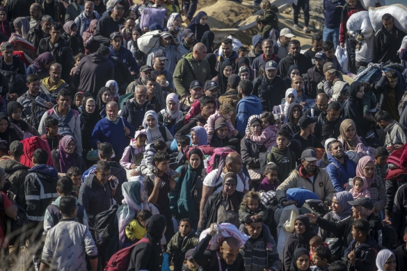 Palestinar batzuk Gaza iparraldera bidean, kostaldeko Al-Raxid errepidean gora, gaur. MOHAMMED SABER / EFE