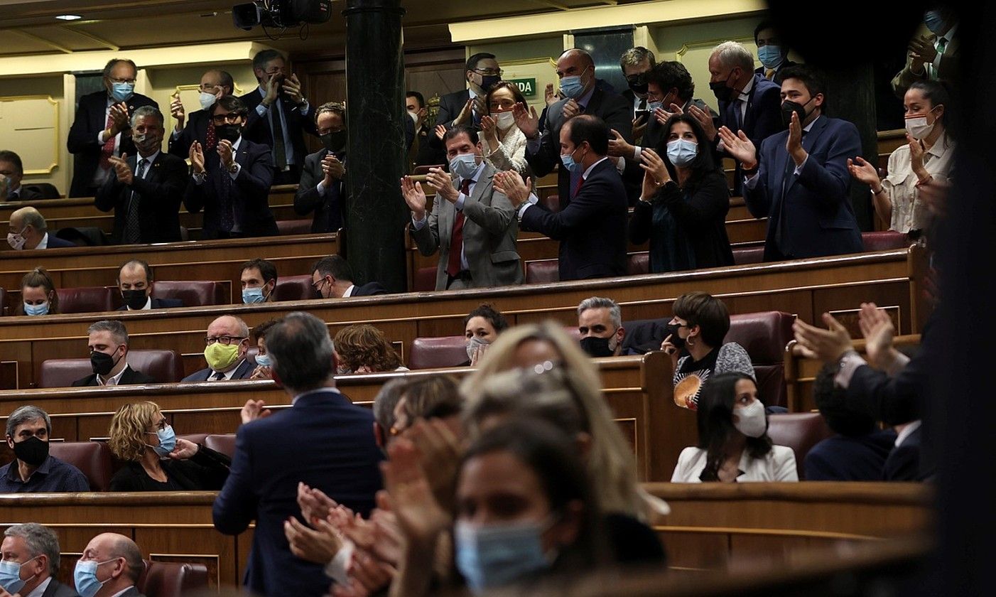 PPko kideak txaloka, erreforma atzera bota zutela uste zutenean. KIKO HUESCA / EFE.