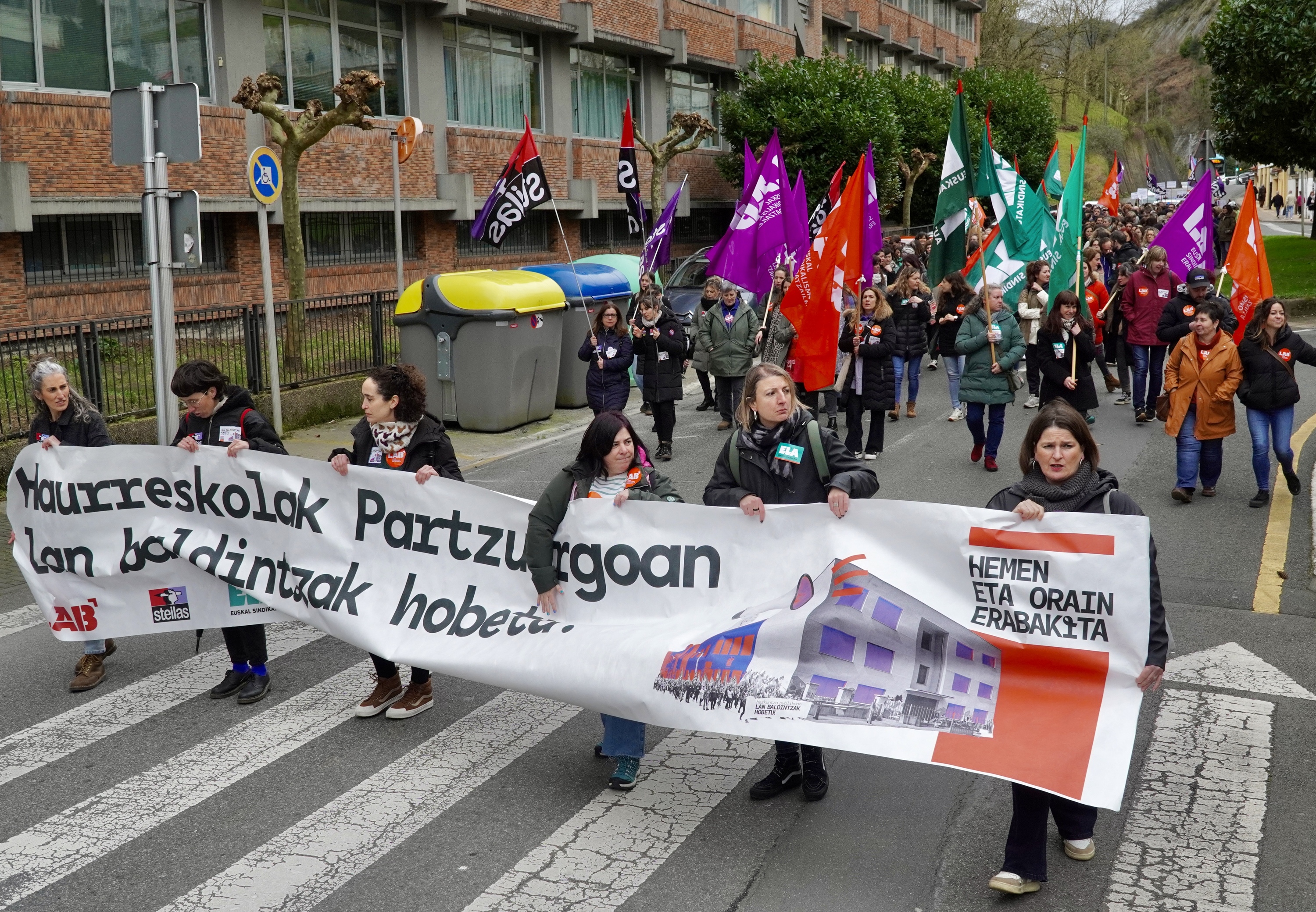 Haurreskolak partzuergoko langileen protesta, gaur, Eibarren. ANDONI CANELLADA / FOKU