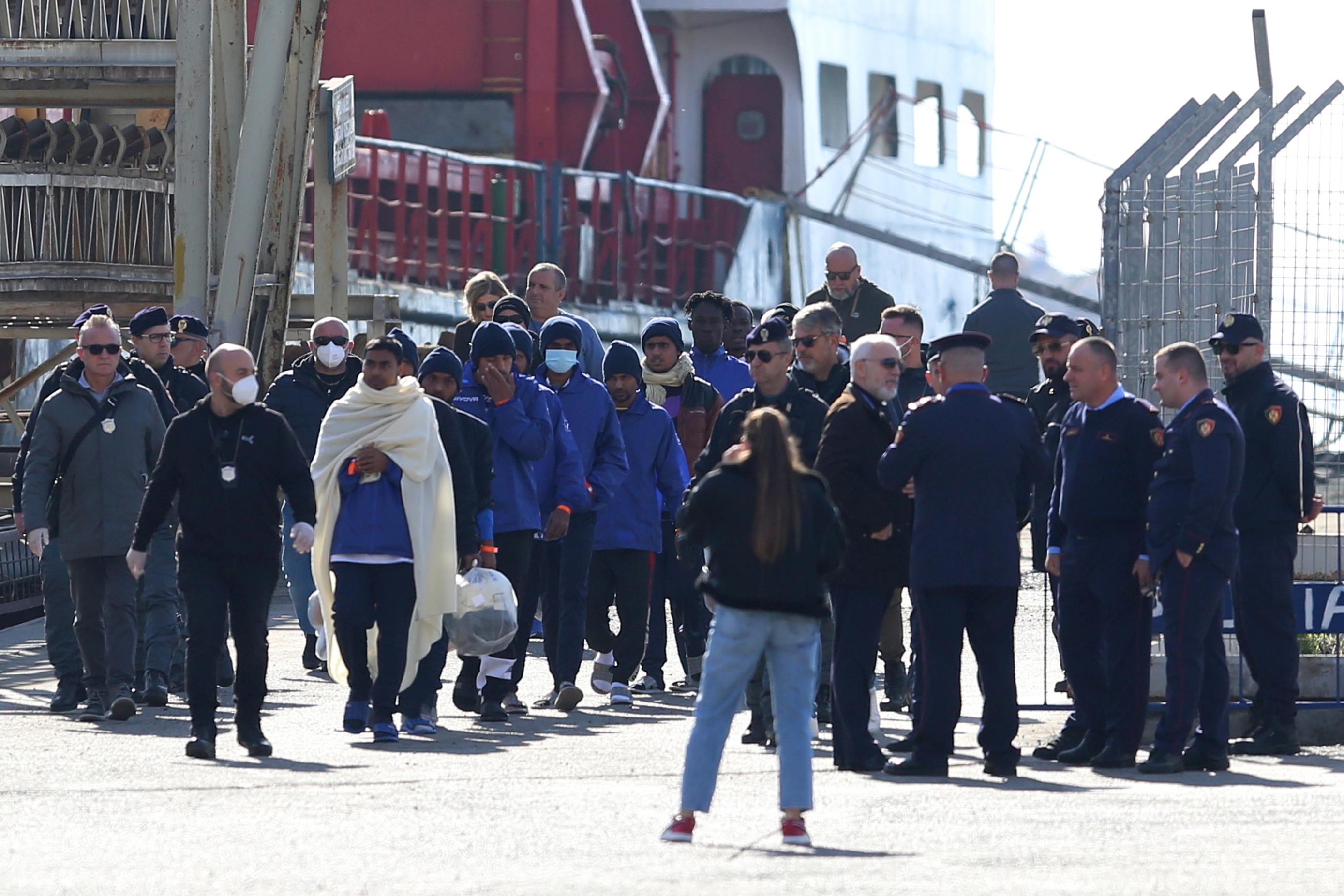 Migrante batzuk Albaniako Shengjin herrira iritsi berri, gaur. MALTON DIBRA / EFE