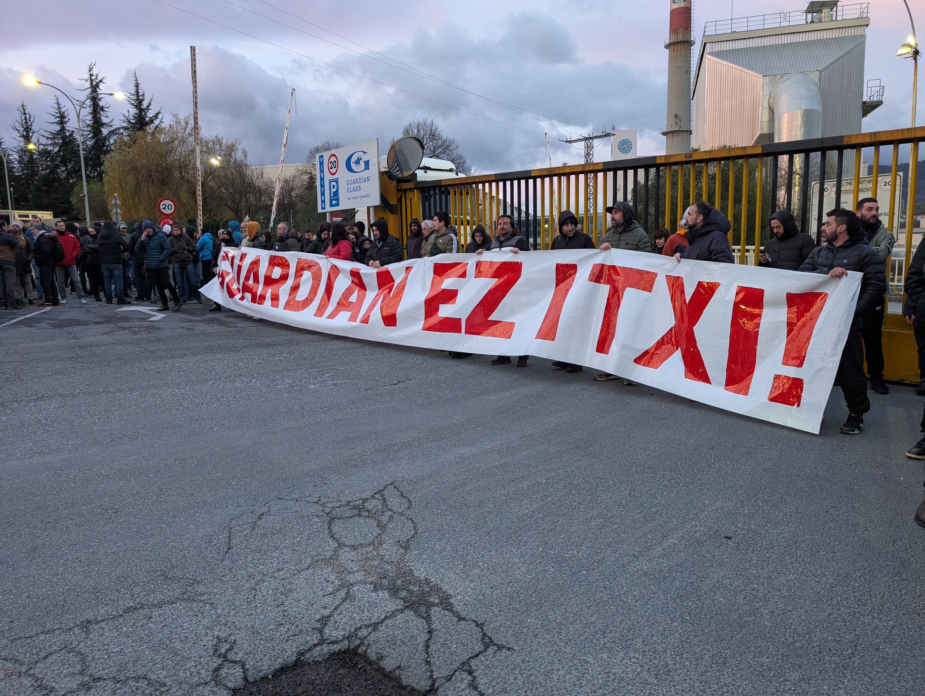 Guardianeko langileak protesta egiten lantegiko ate nagusiaren aurrean, gaur goizean. KERMAN GARRALDA