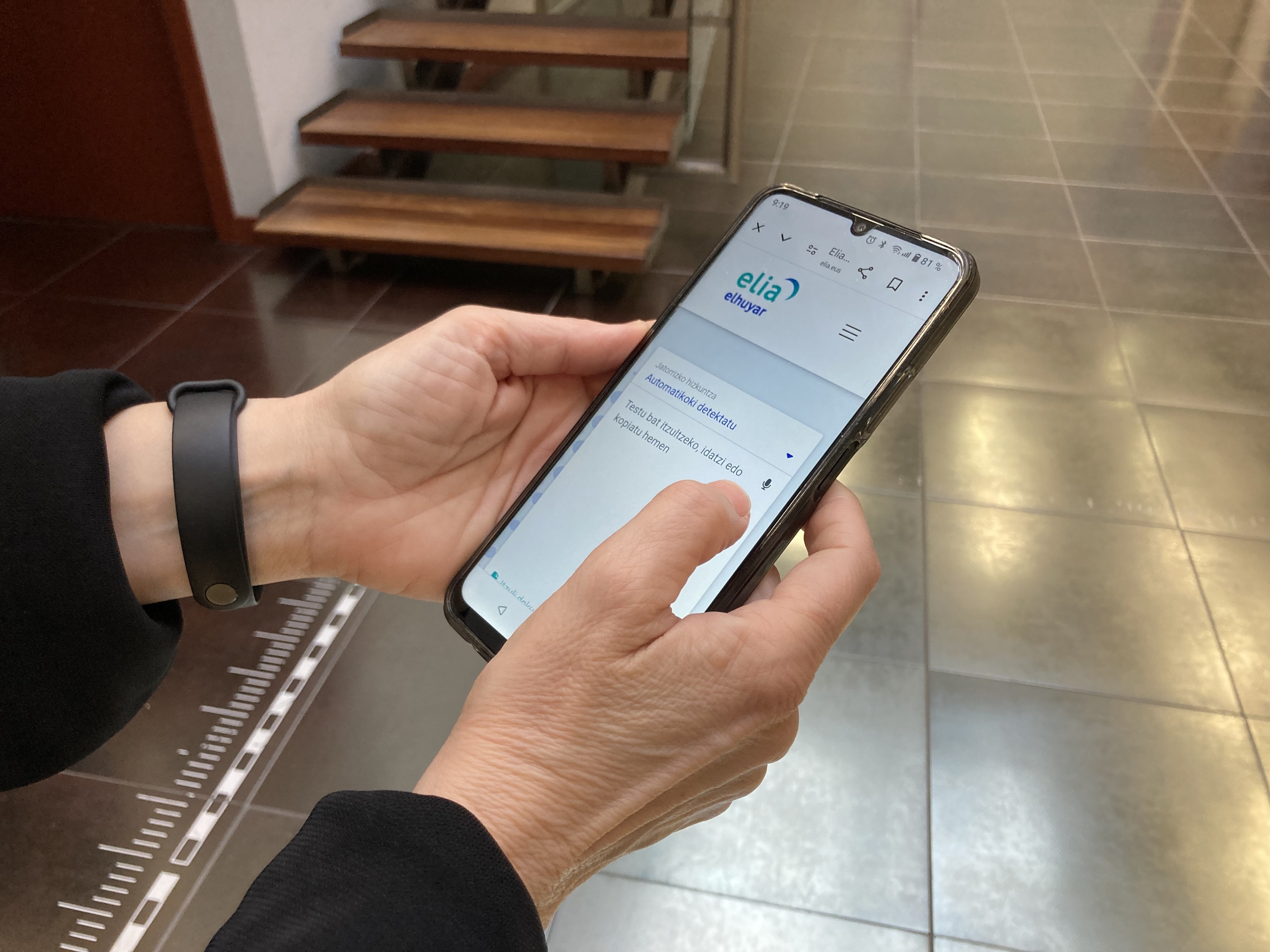 Elhuyarren Elia itzultzailea, telefono batean. ELHUYAR
