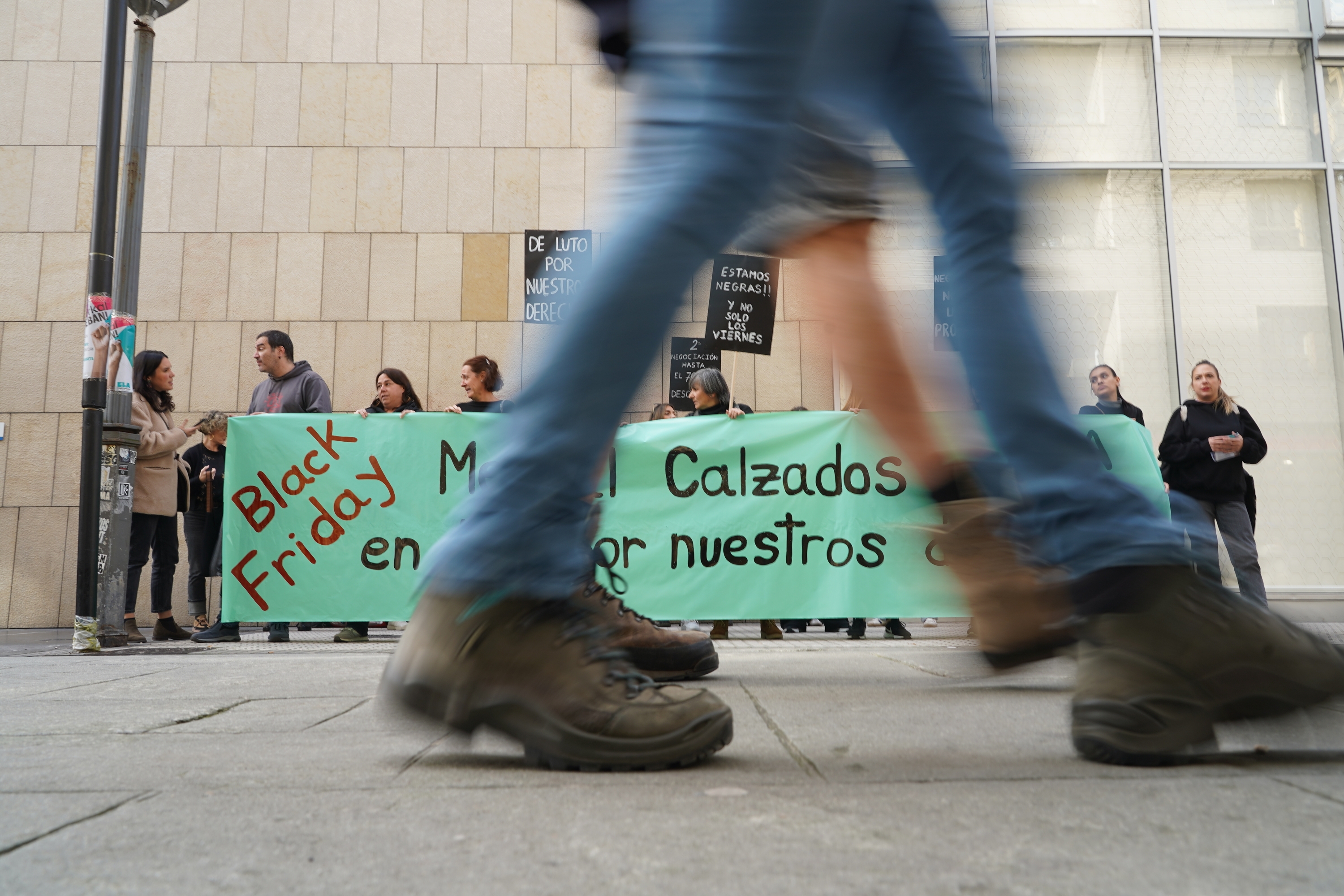 Merkalcalzadoseko langileek itun propioa eskatzeko egindako protesta, Donostian. JON URBE / FOKU