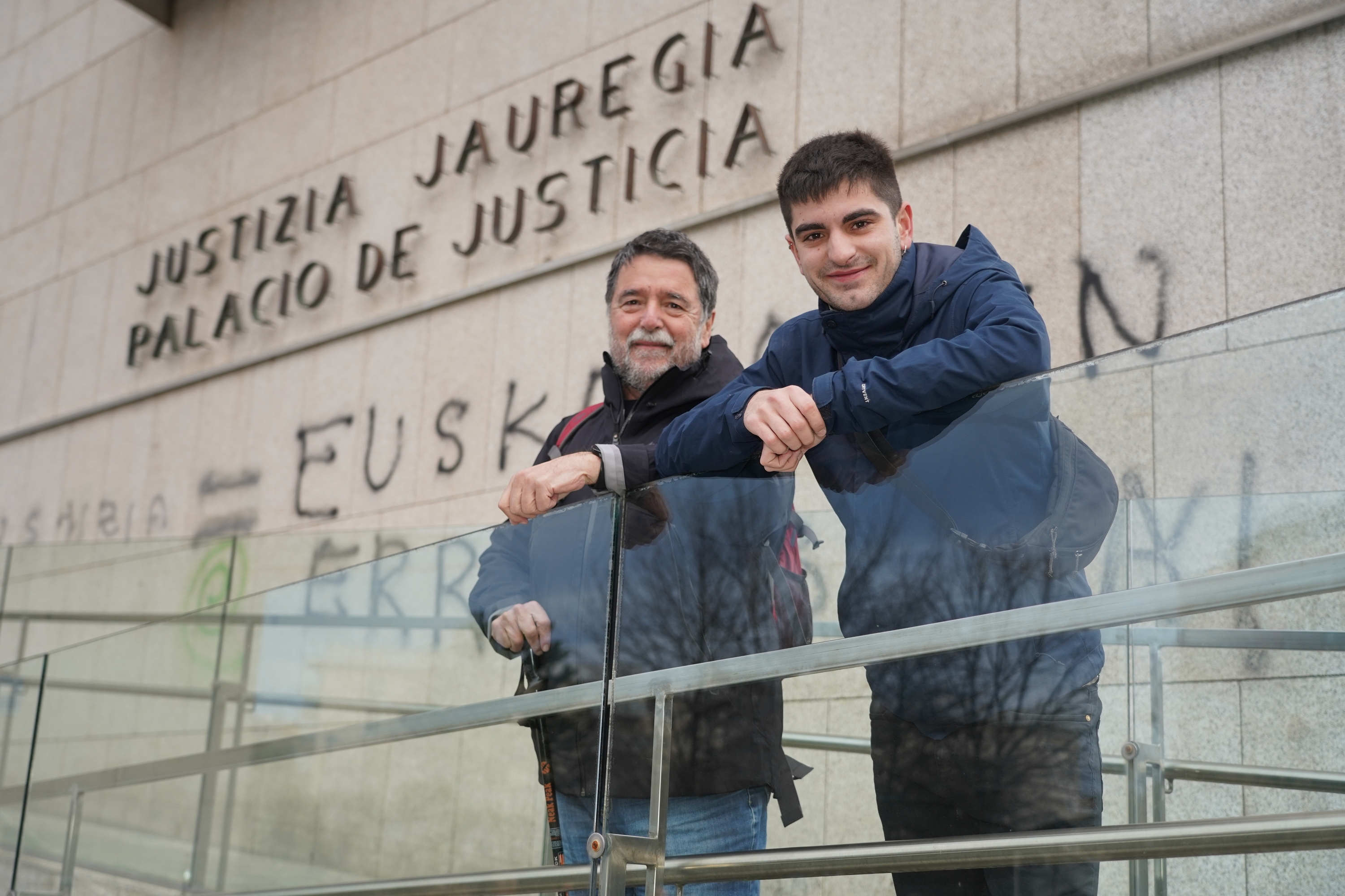 Eñaut eta Joseba Alvarez gaur goizean, Donostiako epaitegira sartu aurretik. JON URBE / FOKU