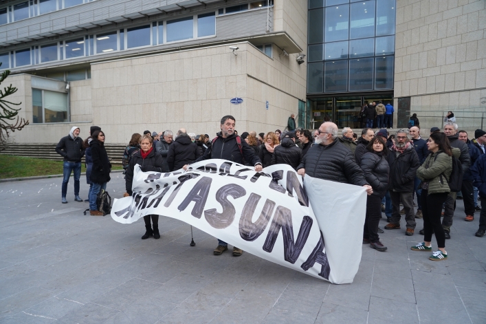 (ID_14628049) (Jon Urbe/@FOKU) 2025-01-29, Donostia. Joseba eta Eñaut Alvarez epaitu dituzte, danborradan 'Etxera' pankarta jartze...