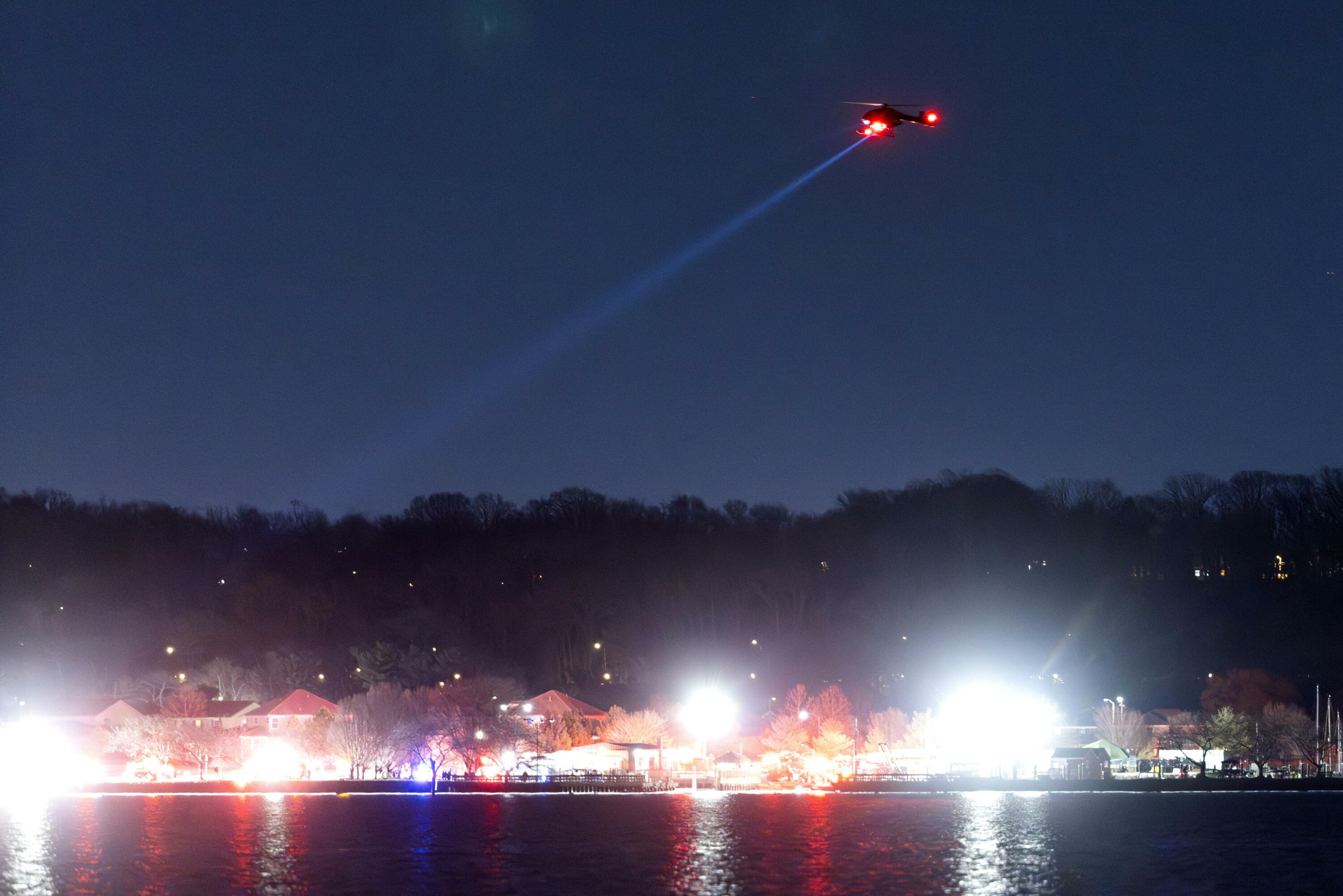 Erreskate lanetan ari den helikoptero bat, Potomac ibaia argitzen. JIM LO SCALZO / EFE