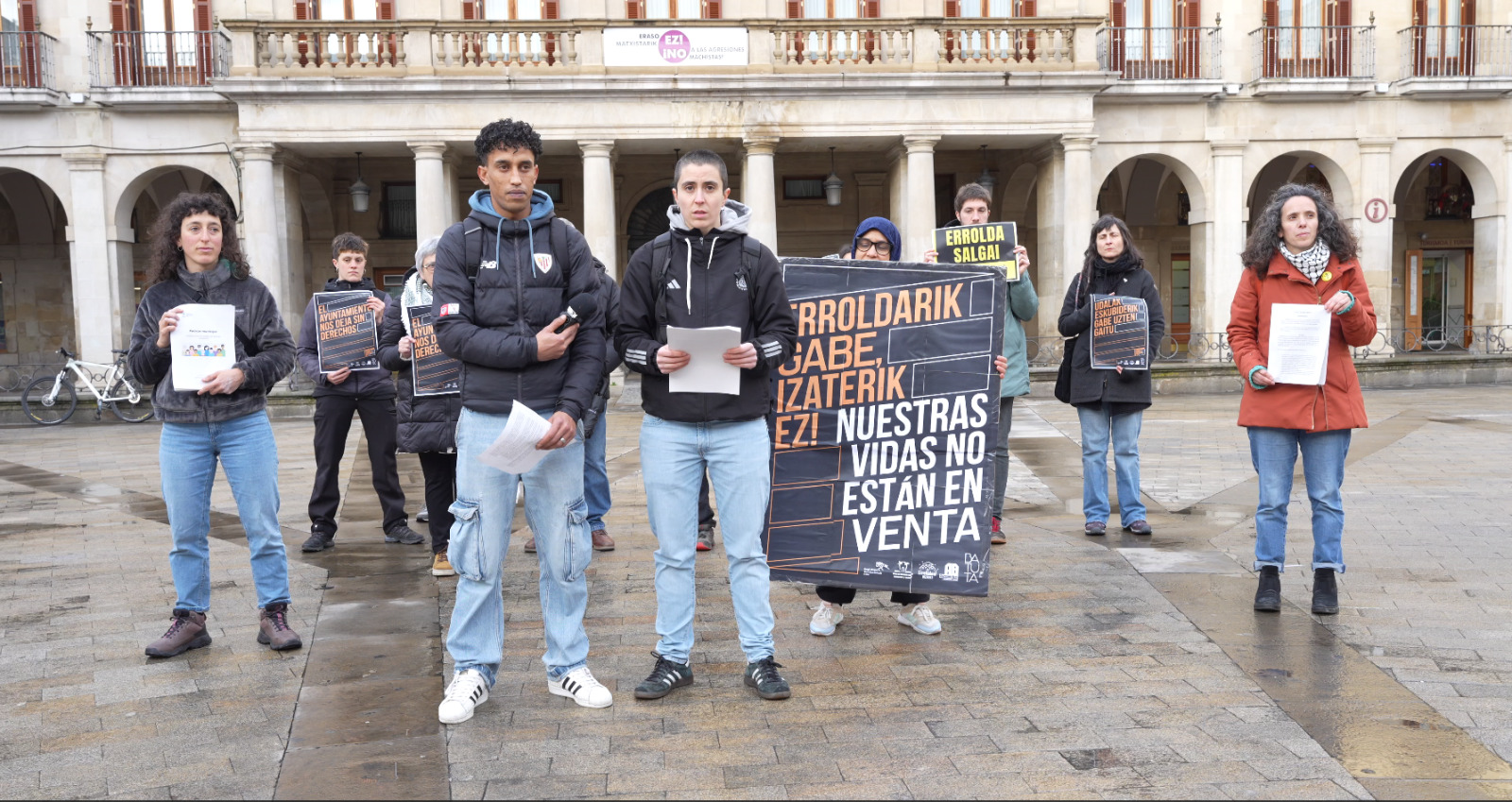 'Erroldarik gabe, izaterik ez!' plataformako kideek Gasteizko Udalaren barne dokumentuak erakutsi dituzte. BERRIA