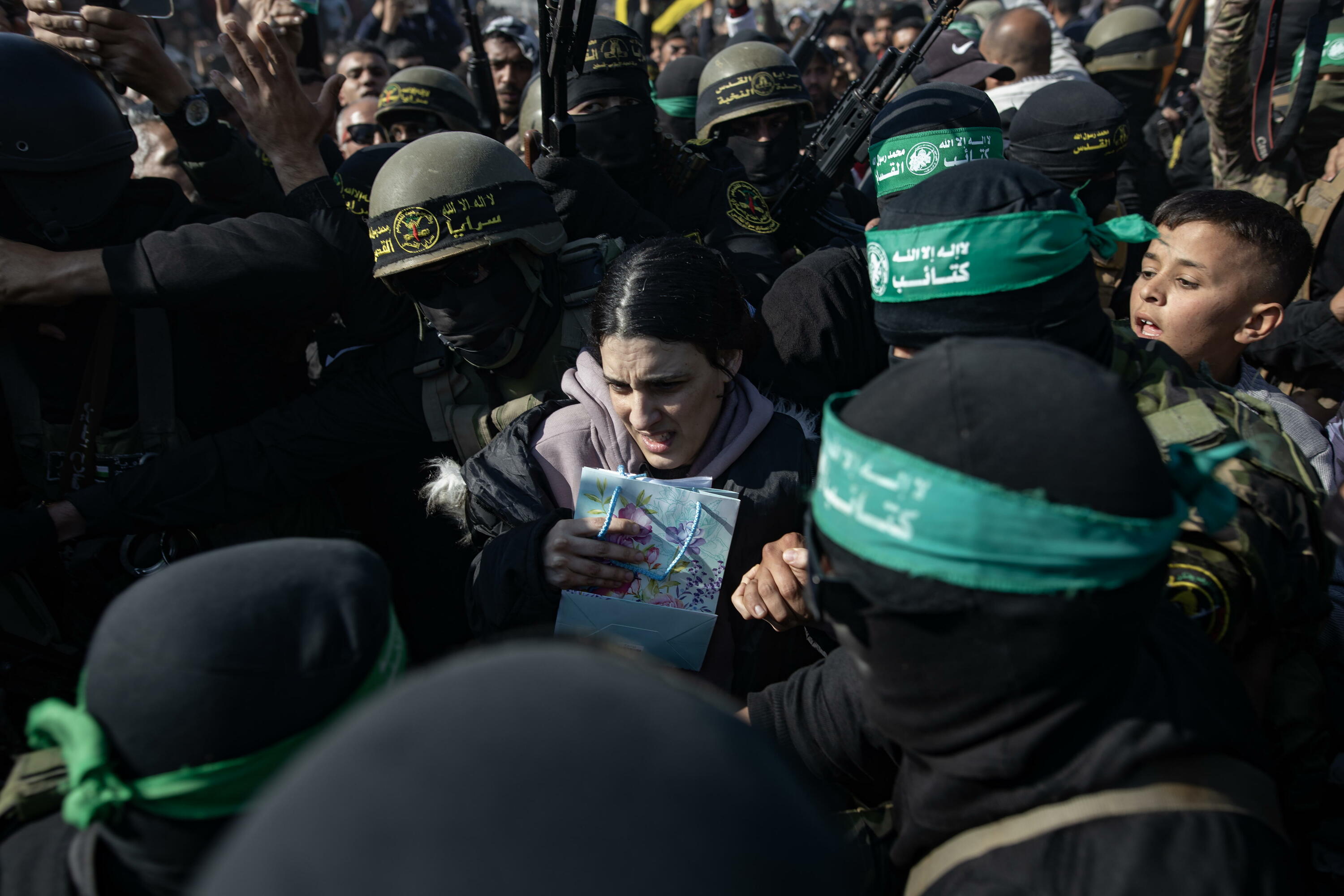 29 urteko zibil israeldar bat Khan Yunisen, gaur, aske utzi dutenean. Hamaseko kideak ditu inguruan. HAITHAM IMAD / EFE 