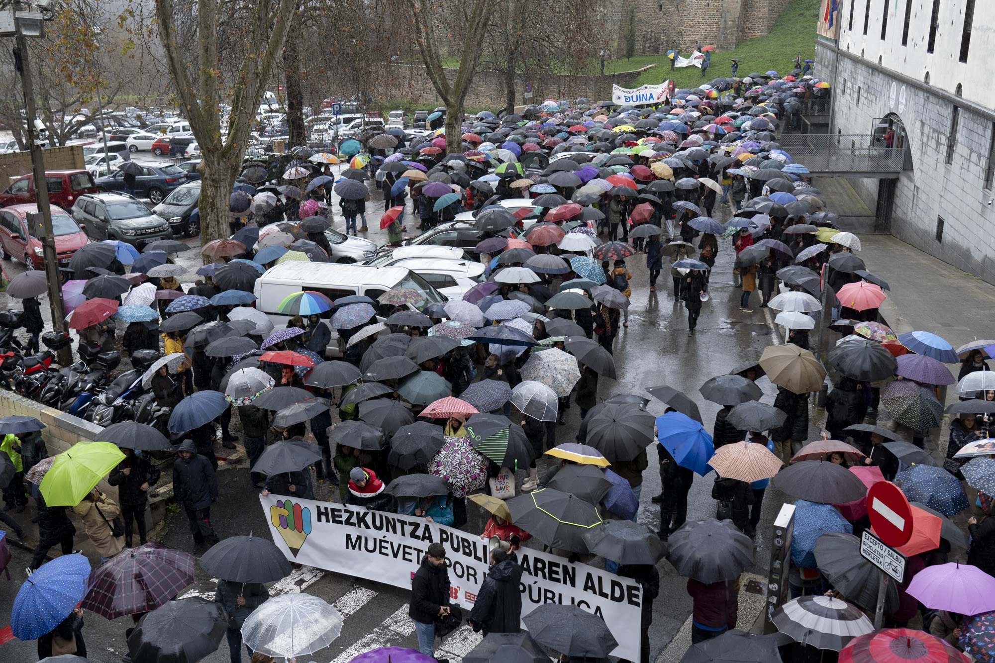 Nafarroako sare publikoko irakasleen greba. Hezkuntza Departamentu aurrean elkartu dira, manifestazio nagusiari ekin aurretik. IÑIGO URIZ / FOKU