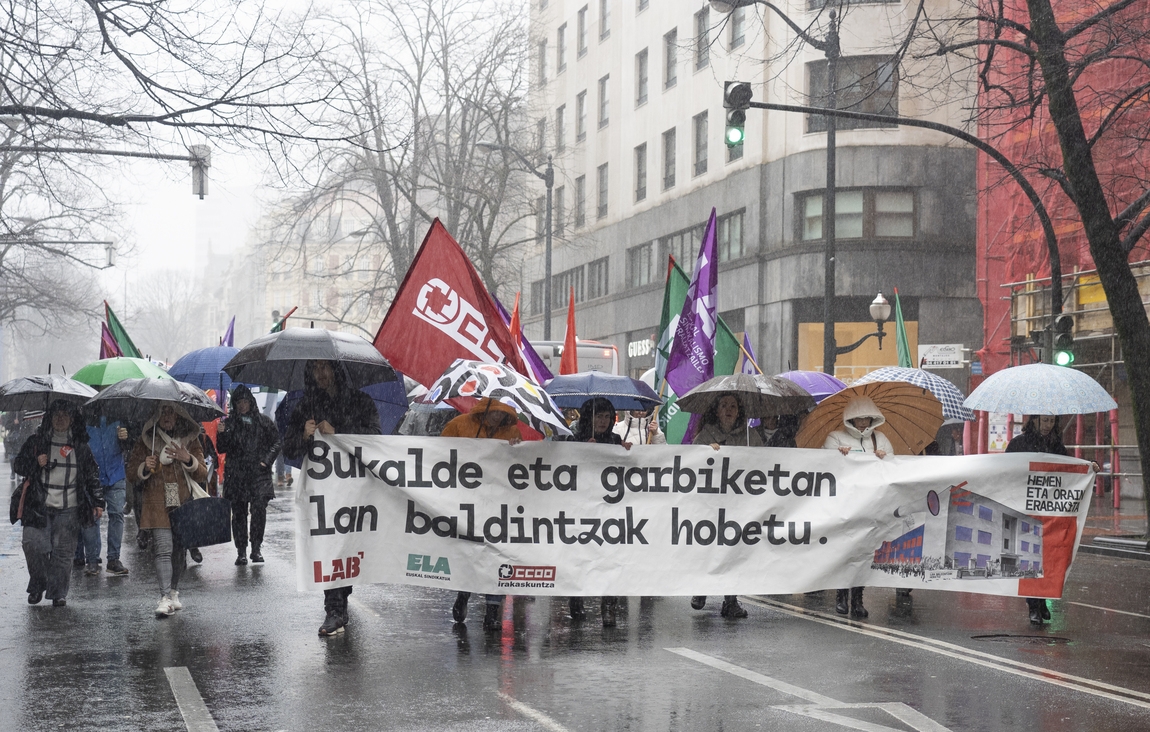 Hezkuntza publikoko sukalde eta garbiketa langileen manifestazioa, gaur, Bilbon. MONIKA DEL VALLE / FOKU