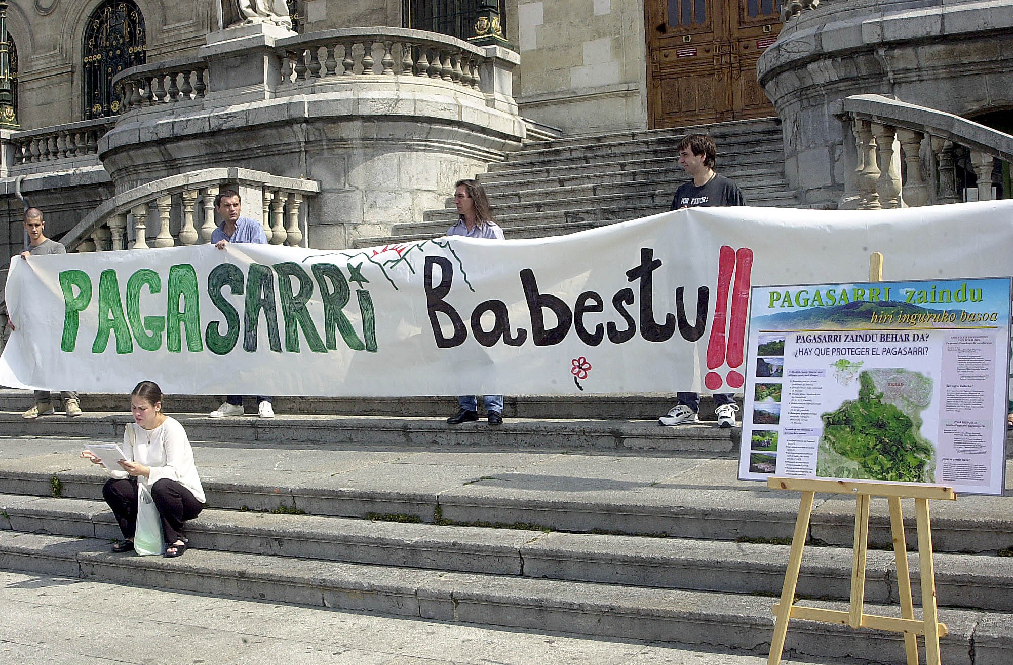 Ekologistak Martxan elkartearen protesta bat Bilboko udaletxearen aurrean, 2002ko ekainean. MONIKA DEL VALLE / FOKU