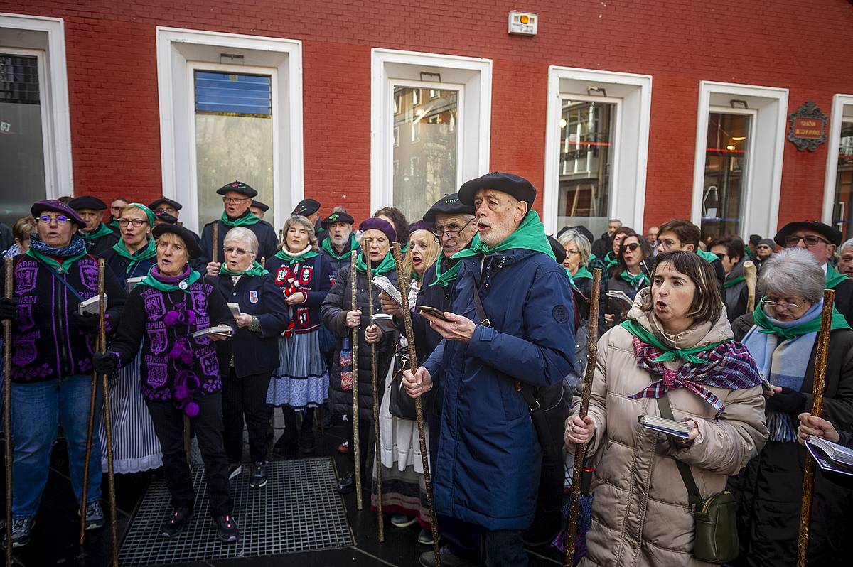 Santa Ageda bezperako kantujira, gaur, Gasteizko Gorbeia Bodegoia tabernan. JAIZKI FONTANEDA / FOKU