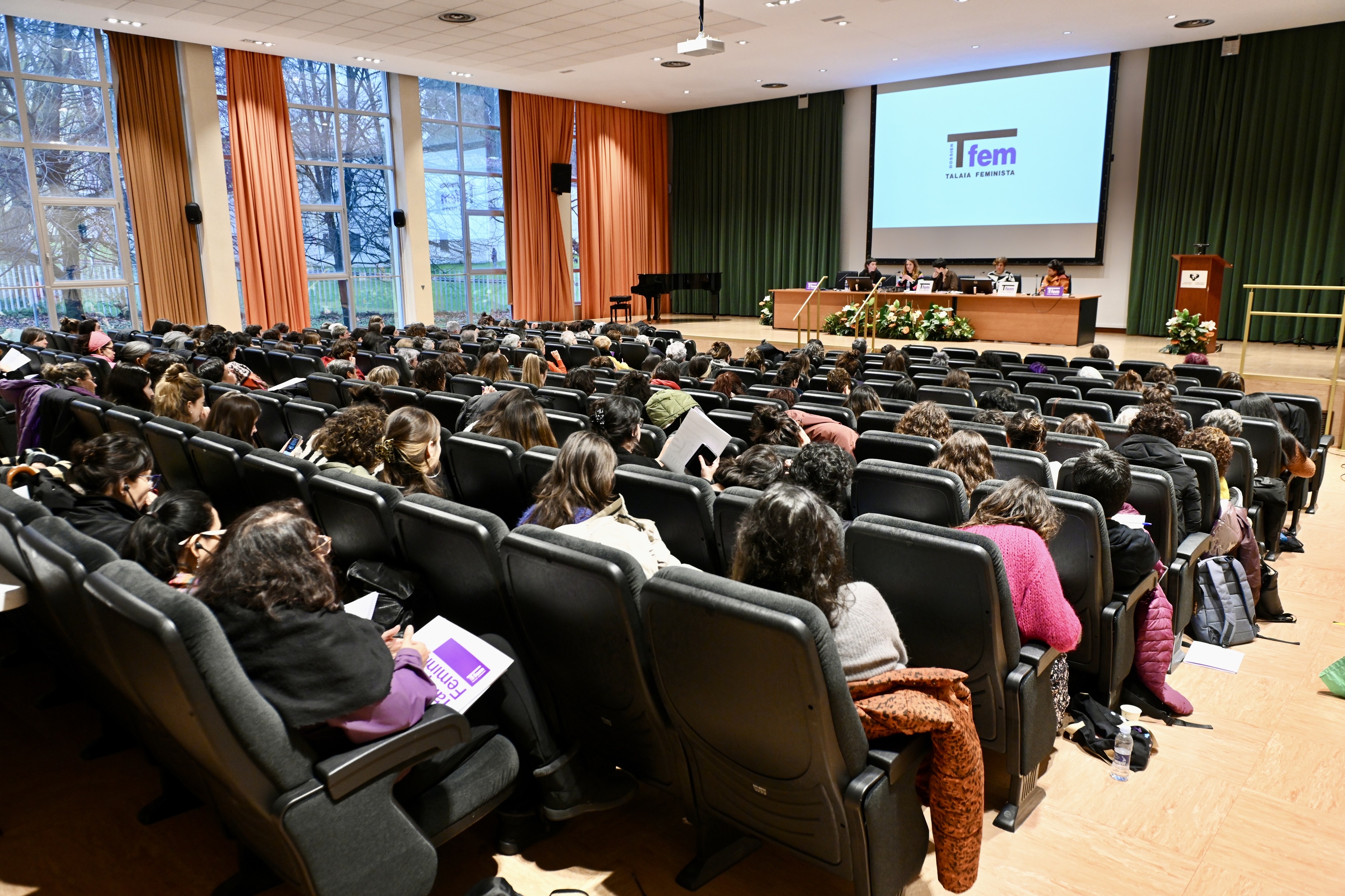 Berrehun bat feminista elkartu dira Talaia Feminista Unean. MIKEL MARTINEZ DE TRESPUENTES / FOKU