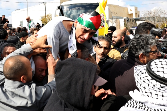 Gaur aske geratutako preso palestinar bat Ramallahra iritsi berri. ALAA BADARNEH / EFE