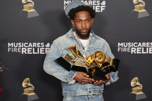 Kendrick Lamar, Grammy sarietako bost garaikurrak eskuetan. ALLISON DINNER