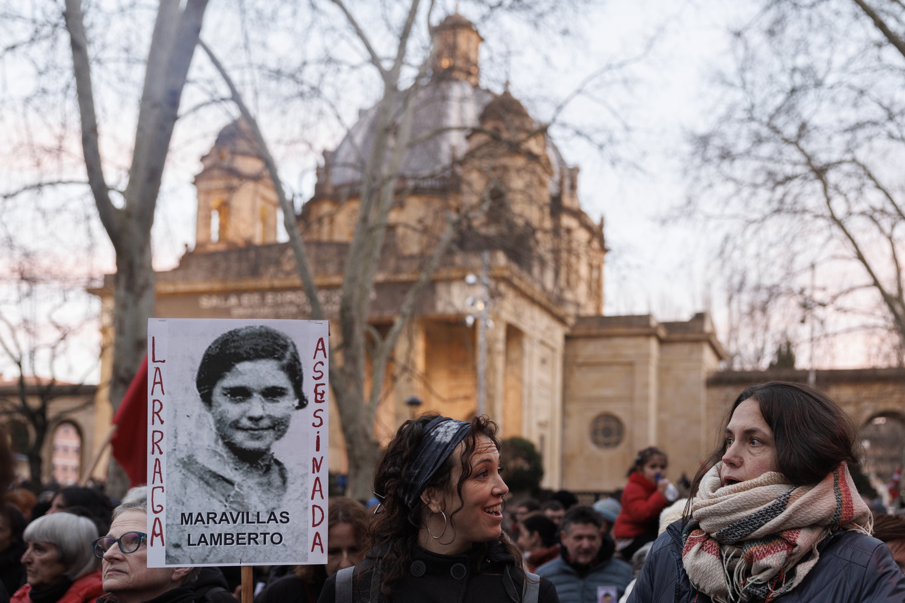 Urtarrilaren 18an, Eraispenaren Aldeko Plataformak deitutako manifestazioaren hasiera. Maravillas Lambertoren irudia ageri da, atzean Erorien Monumentua ageri dela. VILLAR LOPEZ / EFE