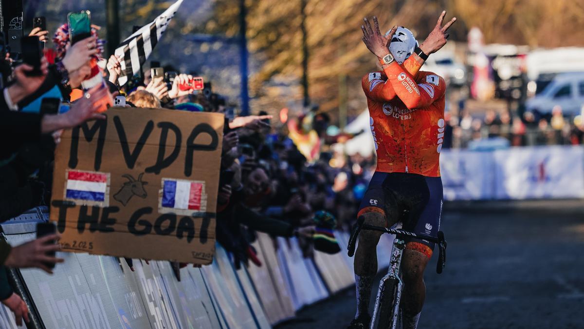 Mathieu Van der Poel garaipena ospatzen. UCI