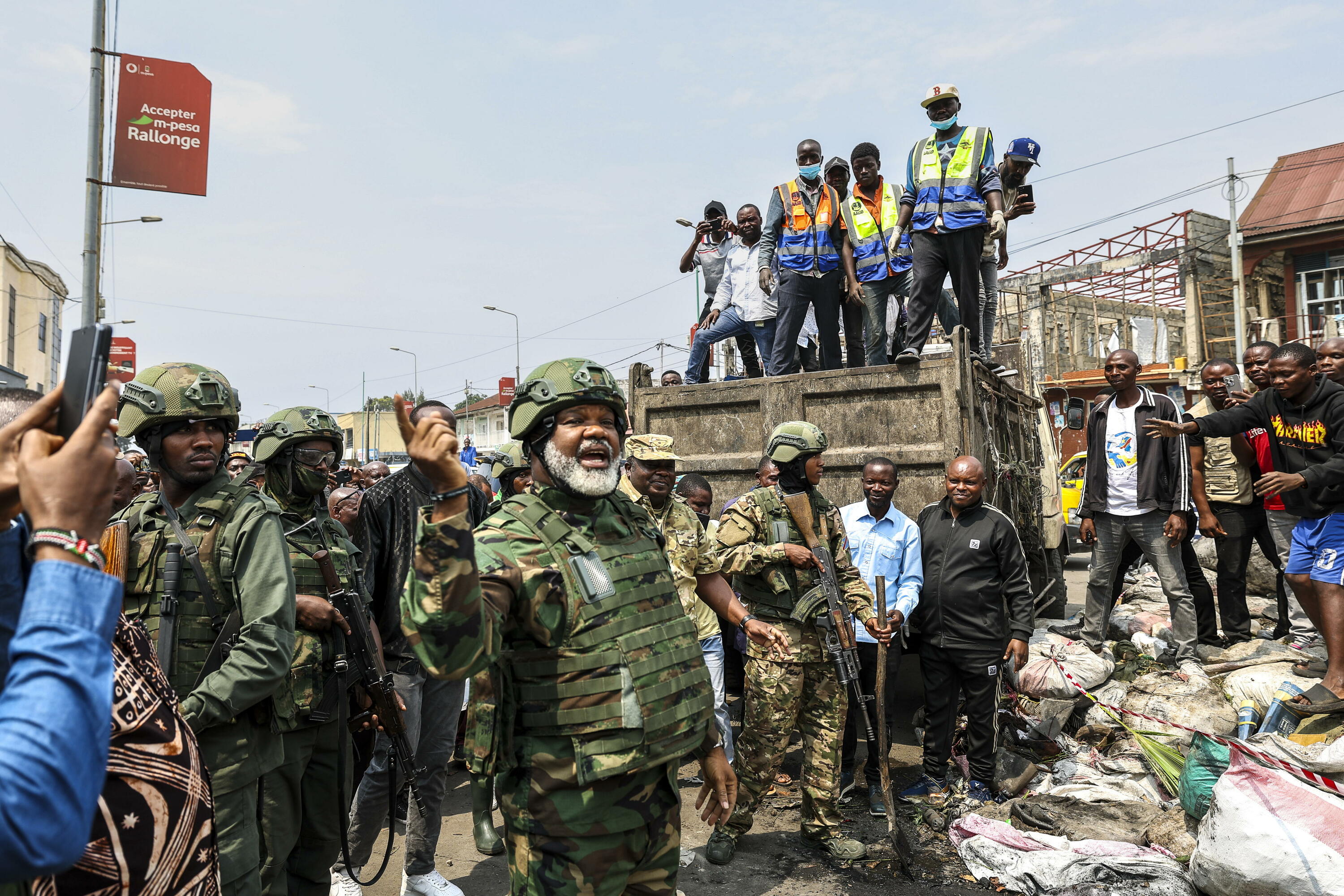 Kongo Ibaia Aliantzako buruzagi Corneille Nangaa, Gomako herritarrekin hizketan (Kongoko Errepublika Demokratikoa), iragan larunbatean. DANIEL IRUNGU / EFE