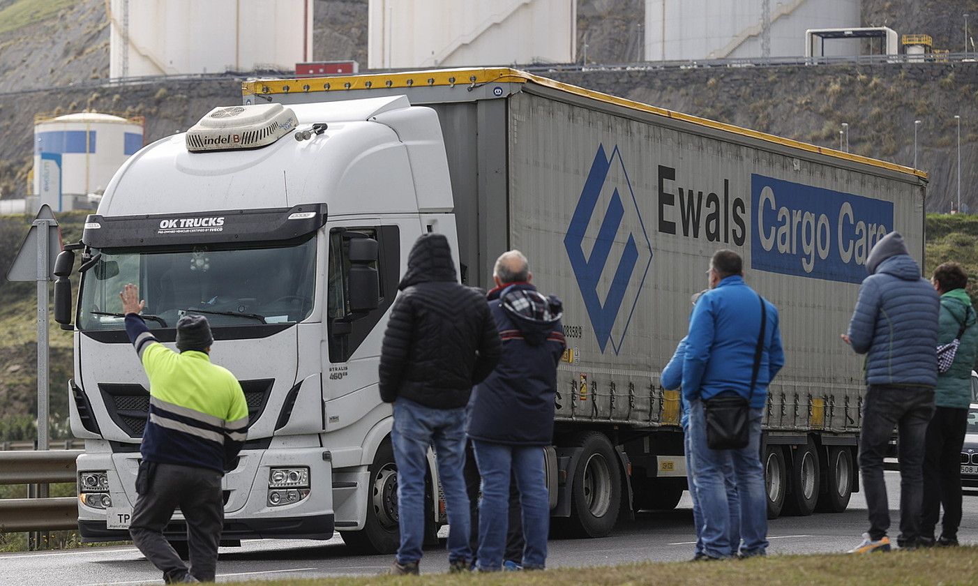 Bilboko portua. Jarduera asko apaldu da Bilboko portuan. Piketeak egiten ari dira oraindik han. MIGUEL TOÑA / EFE.