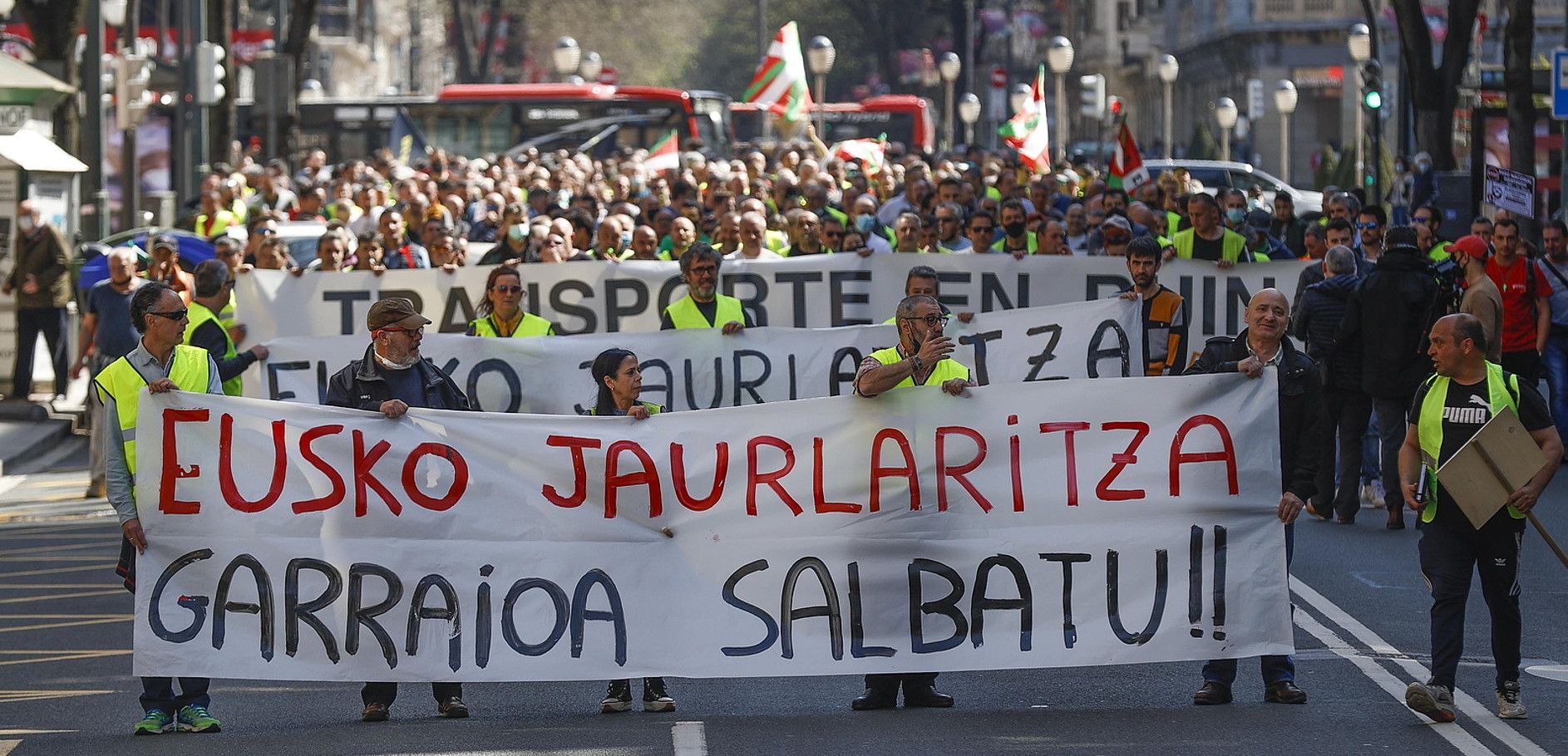 Hiru garraiolari autonomoen sindikatuaren protesta, atzo, Bilbon. MIGUEL TOÑA / EFE.