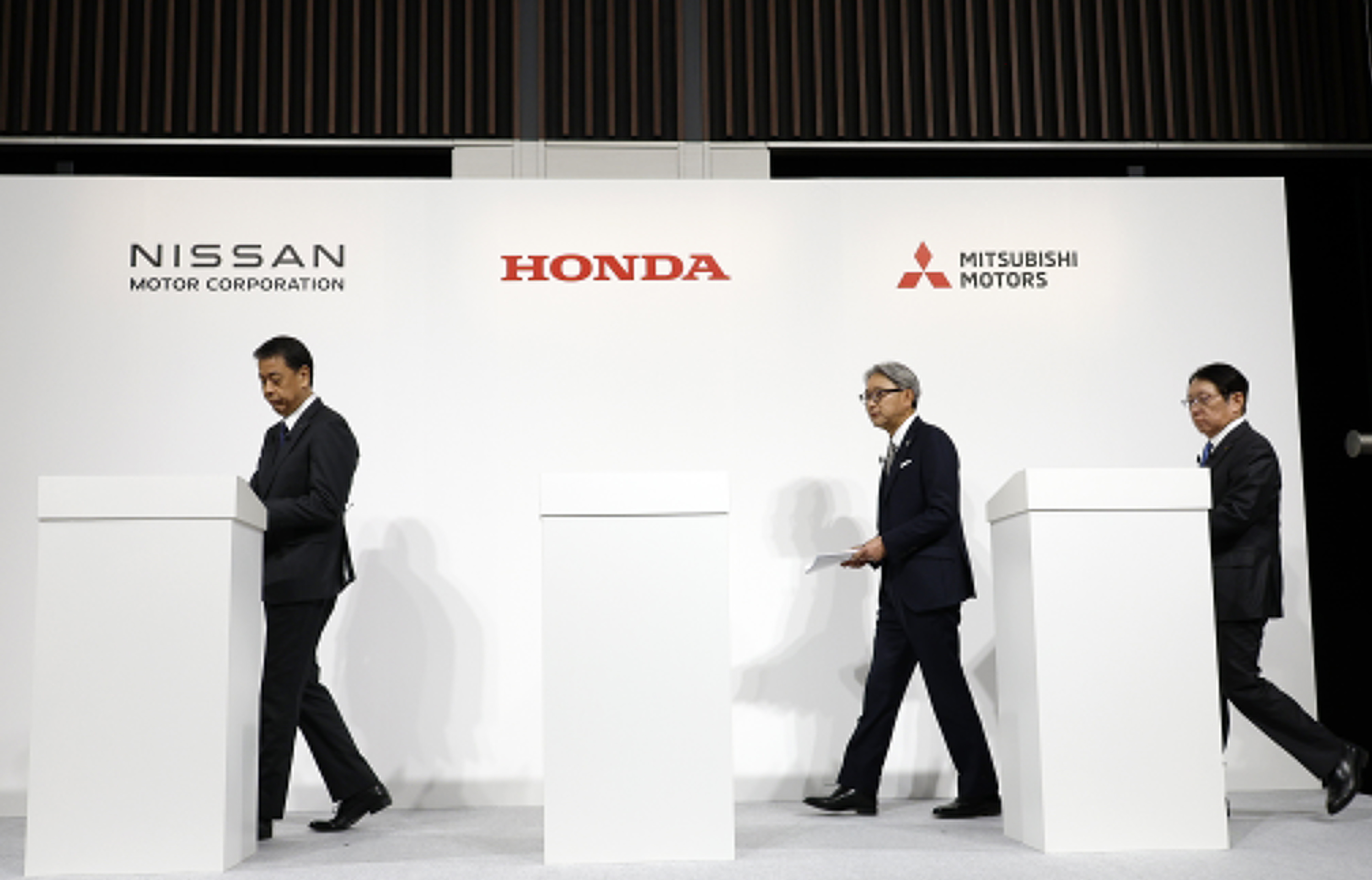 Honda, Nissan eta Mitsubishiko buruak, bat egiteko negoziazioen hasiera iragartzen, abenduan. FRANCK ROBICHON  / EFE