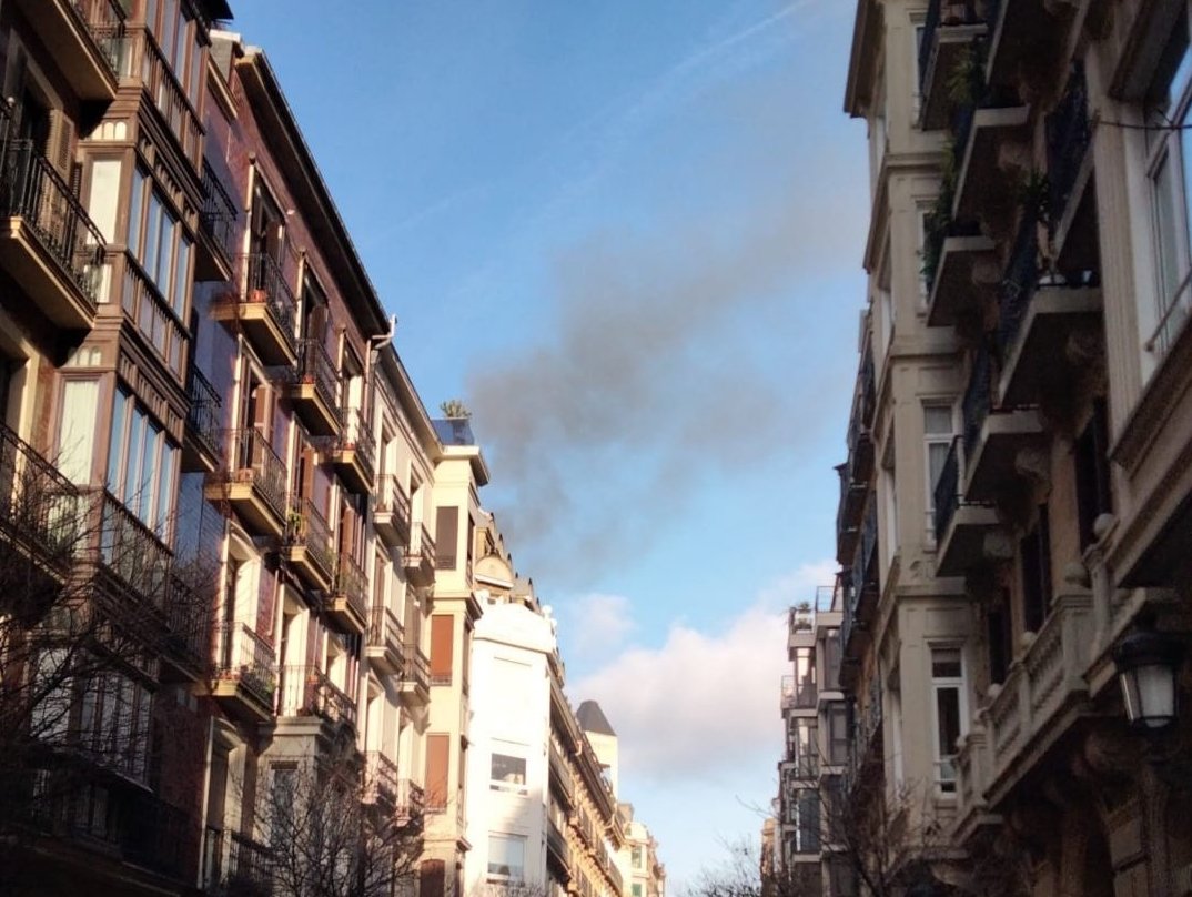 Donostiako San Martzial kaleko sutea, gaur arratsaldean. DONOSTIAKO SUHILTZAILEAK