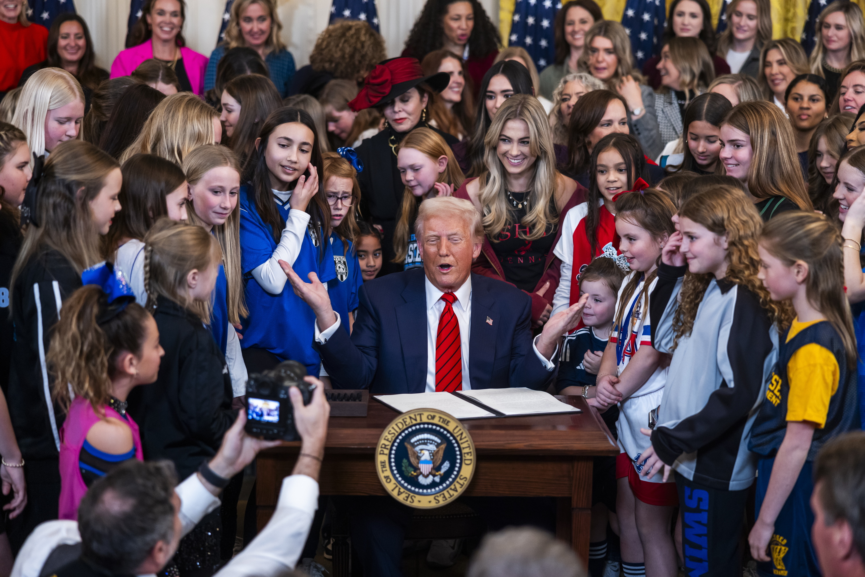 Trump, trans emakume kirolarien aurkako dekretua sinatzen. JIM LO SCALZO / EFE