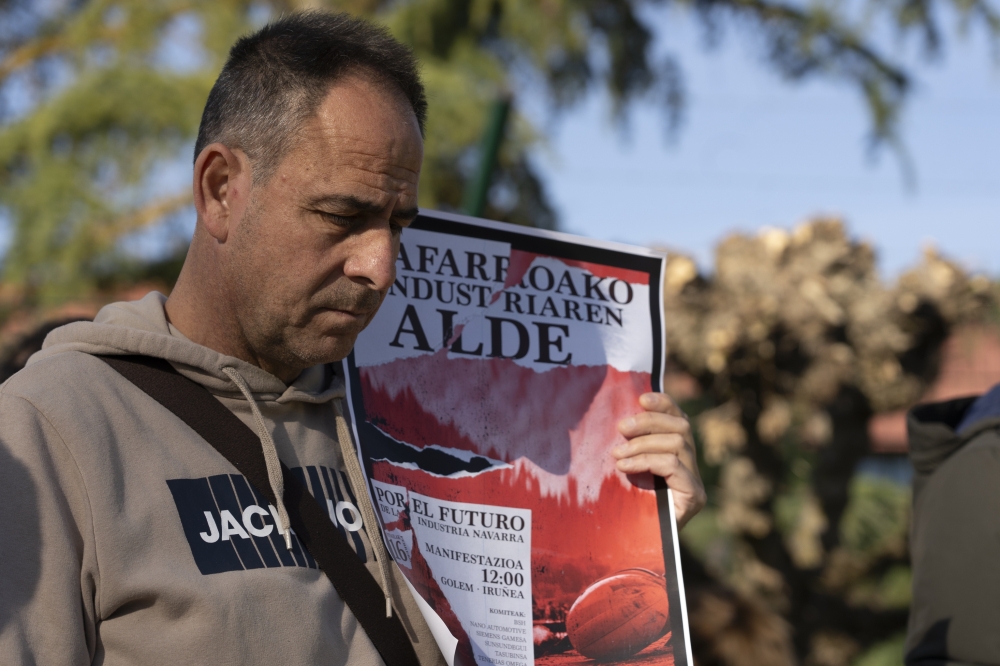 BSHko langileetako bat manifestazioaren deialdiaren kartelaria helduz. JAGOBA MANTEROLA / FOKU