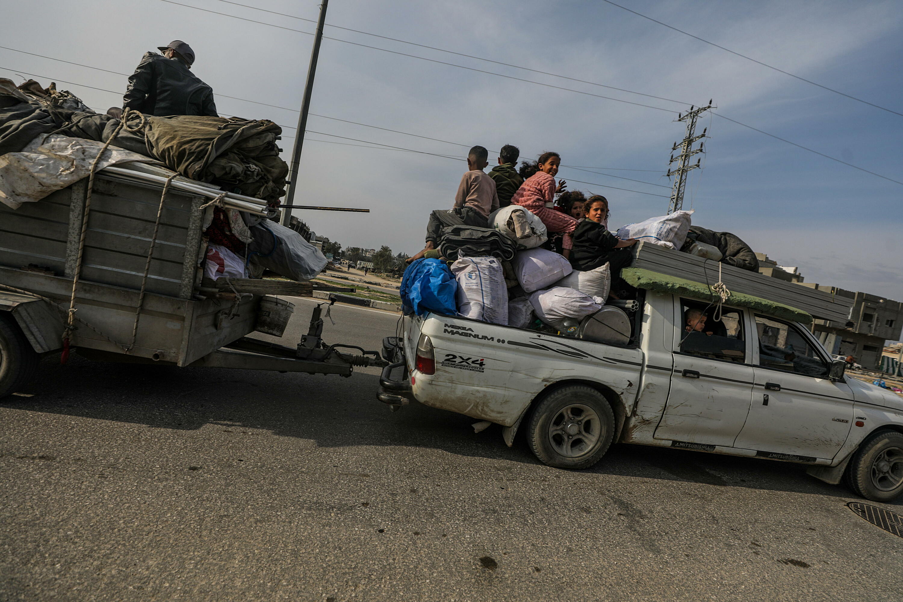 Palestinar batzuk Gaza iparraldera bidean, joan den astelehenean. MOHAMMED SABER / EFE