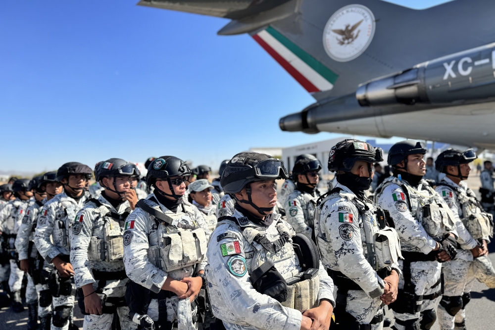 Mexikoko Guardia Nazionaleko soldadu multzo bat aurreko asteartean Hermosillon (Mexiko), AEBetako mugara joateko pronto. DANIEL SANCHEZ / EFE