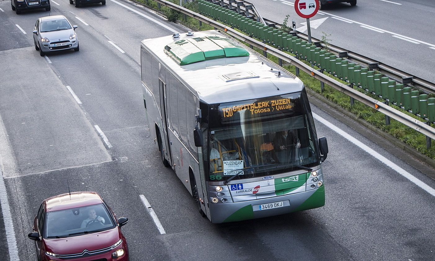 Lurraldebusen autobus bat. Zerbitzu publikoen esleipena duten enpresek ere eska ditzakete laguntzak Gipuzkoan. G. R. / FOKU.