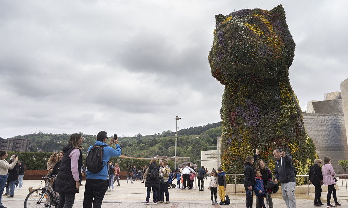 Turistak argazkiak ateratzen, Bilboko Guggenheim museoaren plazan, egunotan. MONIKA DEL VALLE / FOKU.