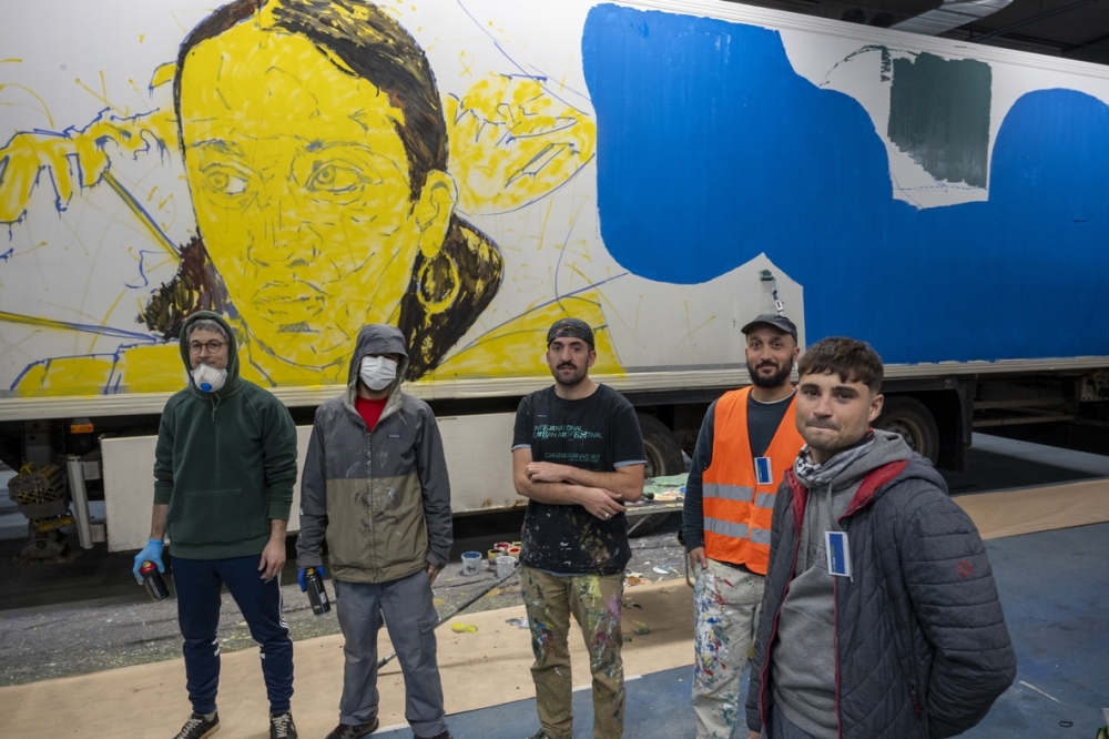 Grafitilariak, atzo, Dbusen egoitzan, Donostian. GORKA RUBIO