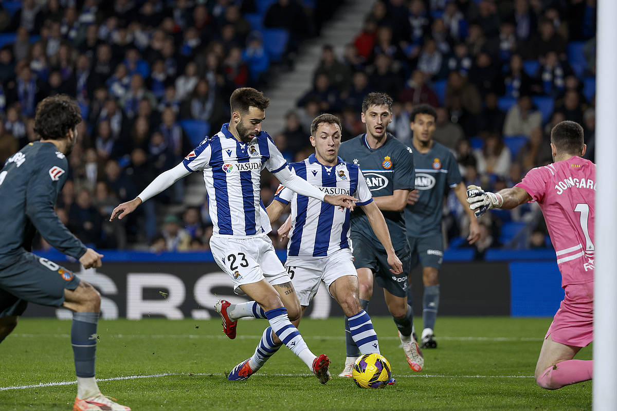 Brais Mendez garaipenaren gola egiten, gaur, Anoetan. JAVIER ETXEZARRETA / EFE