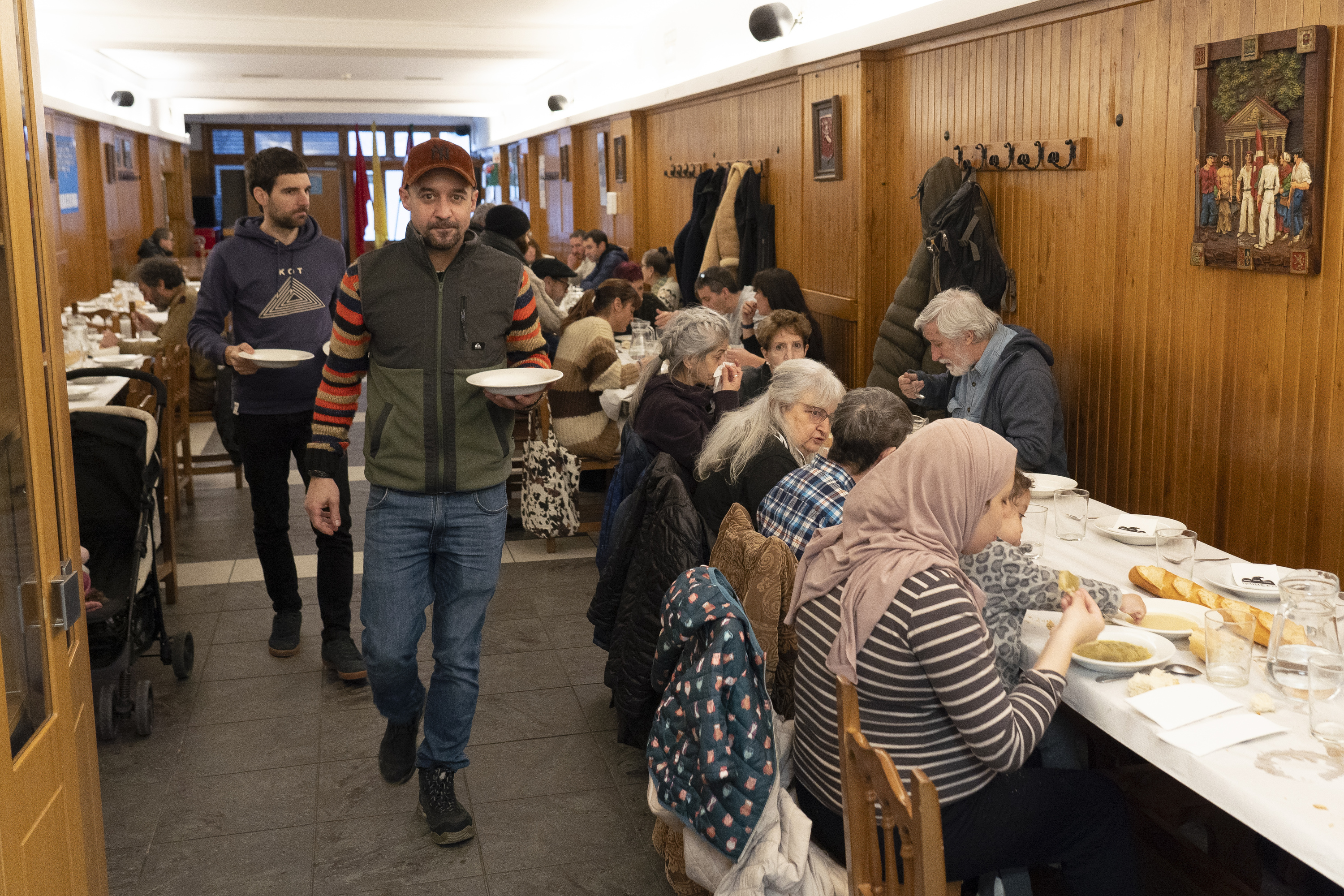 Auzokide talde bat, otsailaren 4an, Iruñeko AZ sareak antolatutako jantoki herrikoian bazkaltzen, hiriburuko Alde Zaharrean. IÑIGO URIZ / FOKU