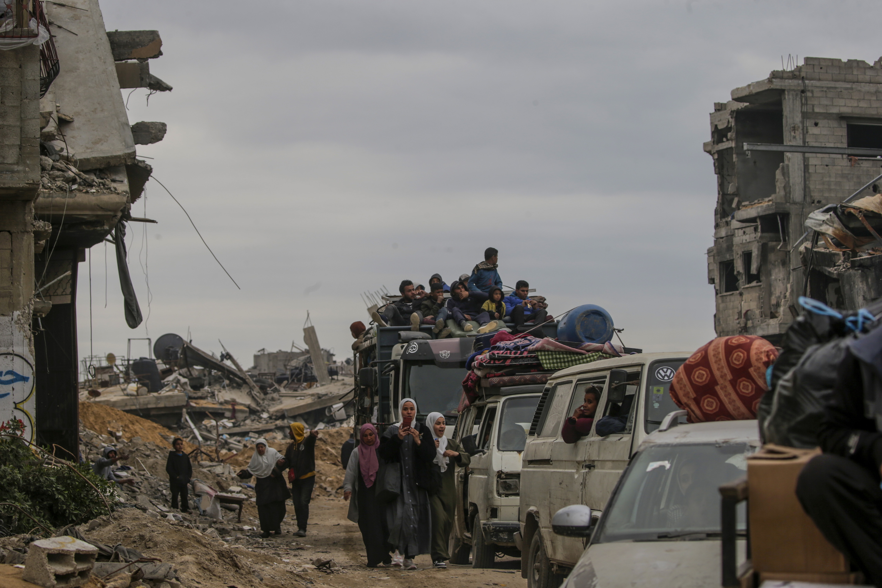 Hainbat pertsona Gaza hegoaldetik iparraldera bidean, atzo. MOHAMMAD SABER / EFE