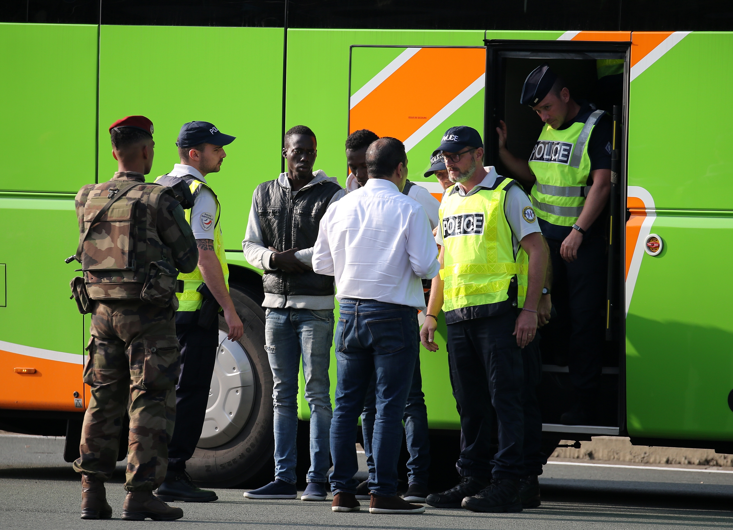 Frantziako Polizia bi pertsona beltz kontrolatzen, Biriatuko mugan, artxiboko irudi batean. BOB EDME