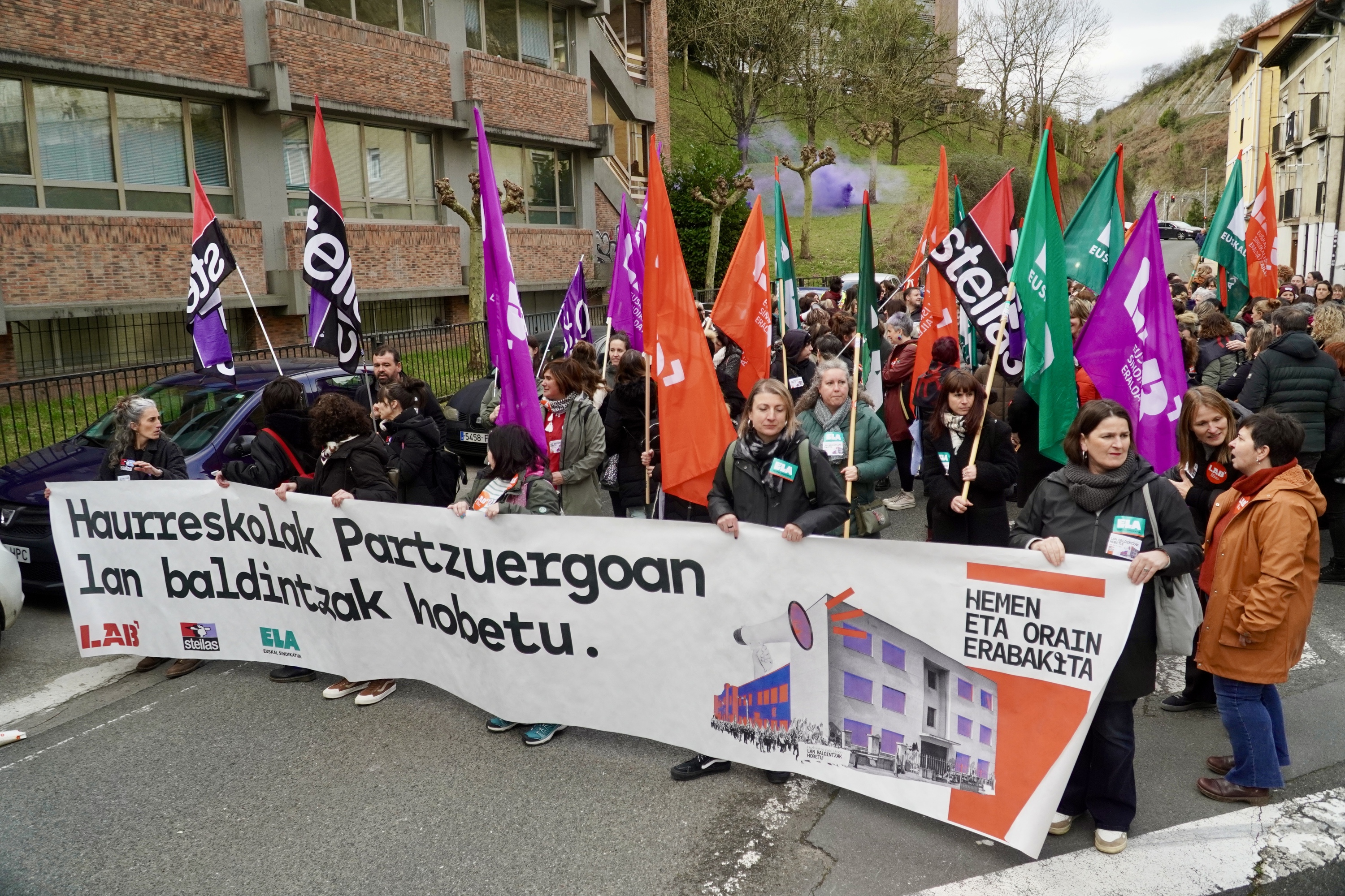 Haurreskolak partzuergoko langileen protesta bat, urtarrilean. ANDONI CANELLADA / FOKU