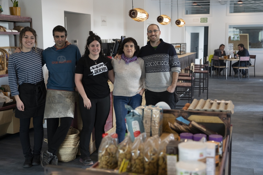 Deierriko Ostatua kooperatibako Jone Garcia de Eulate, Ibai Zenoz, Marta Argandoña, Lidia San Martin eta Alberto Gorriz, asteartean, Aritzalan. JAGOBA MANTEROLA / FOKU