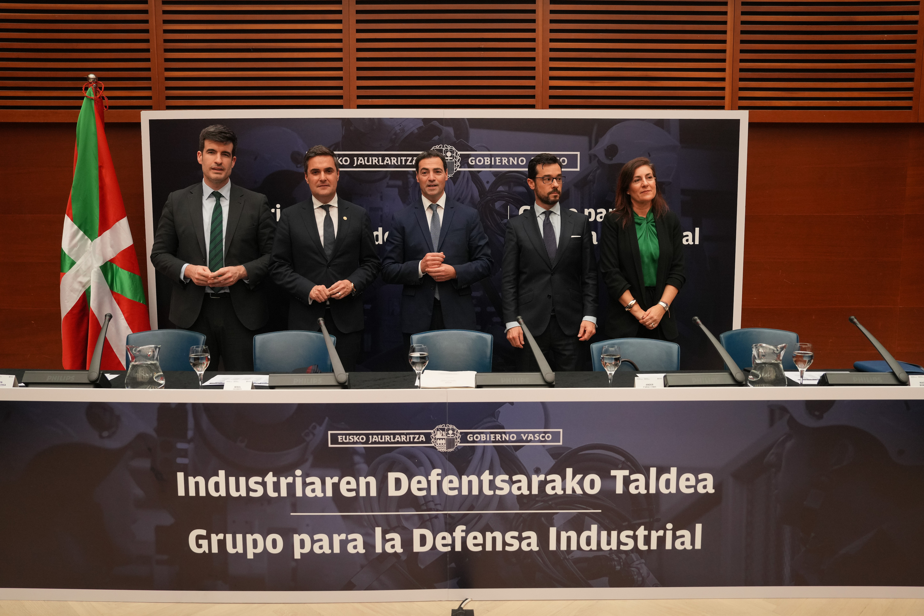 Industriaren Defentsarako Taldeko ordezkariak. Imanol Pradales Eusko Jaurlaritzako lehendakaria, erdian. IREKIA